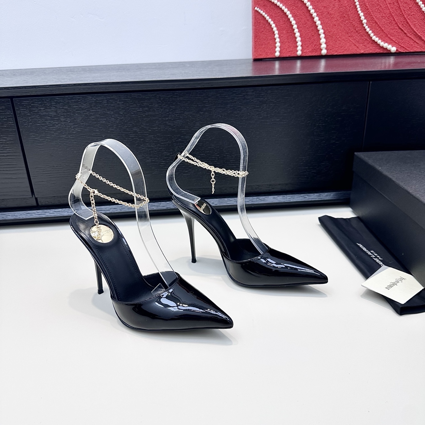 NO:668420,ysl Saint Laurent 25th new model ysl letter chain high heels 'The design of the chain is just right for the aesthetic point! The heel shape is neat and stable, and the upper foot comes with a 'delicate lady' filter' It is a good-looking thing that can be admired again and again. Heel height: 10.5cm. Regular size: 35-42, high heels, saint laurent, saint laurent, high heels19860909ysl圣罗兰 25年新款 ysl字母链条高跟鞋 “链条的设计刚好卡在审美点上！跟型利落又稳,上脚自带‘精致大小姐’滤镜”是能反复欣赏的好看 跟高:10.5cm 正码:35-42,高跟鞋,saint laurent,saint laurent,high heels,Women's Shoes