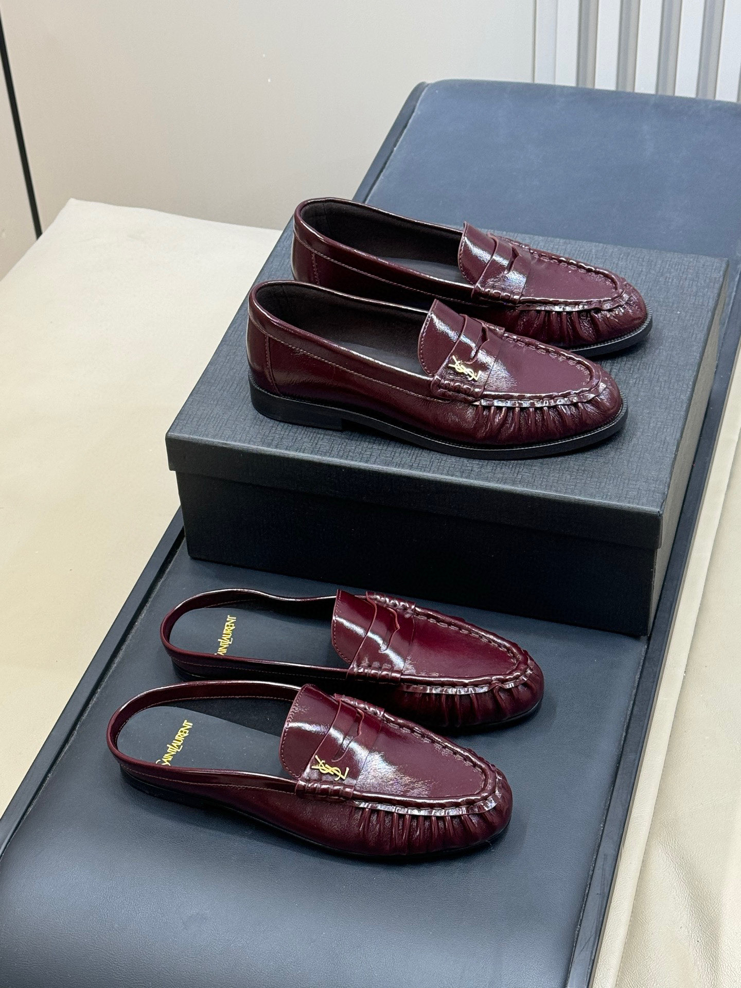 NO:747075,Slippers single shoes ysl 26cnew arrival~ Saint Laurent pleated loafers, dark brown leather + pleated design, retro and fashionable! The upper is soft and the flat bottom is super comfortable, which can be easily used for commuting and leisure. Metal logo embellishment, full of brand sense, British style one-step, super easy to put on and take off~ Whether worn with suit pants or jeans, it can easily create a casual and high-end feel, it is a versatile artifact in autumn and winter size: 35-41, single shoes, saint  laurent,saint laurent,loafers,slippers,jeans,business suit19860909拖鞋 单鞋 ysl 26cnew arrival～ 圣罗兰褶皱乐福鞋,深棕皮革+褶皱设计,复古又时髦!鞋面柔软,平底超舒适,通勤休闲都能轻松驾驭 .金属Logo点缀,品牌感满满,英伦风一脚蹬,穿脱超方便~无论搭西装裤还是牛仔裤,都能轻松打造随性高级感,是秋冬百搭神器 size:35-41,单鞋,saint laurent,saint laurent,loafers,slippers,jeans,business suit,Women's Shoes