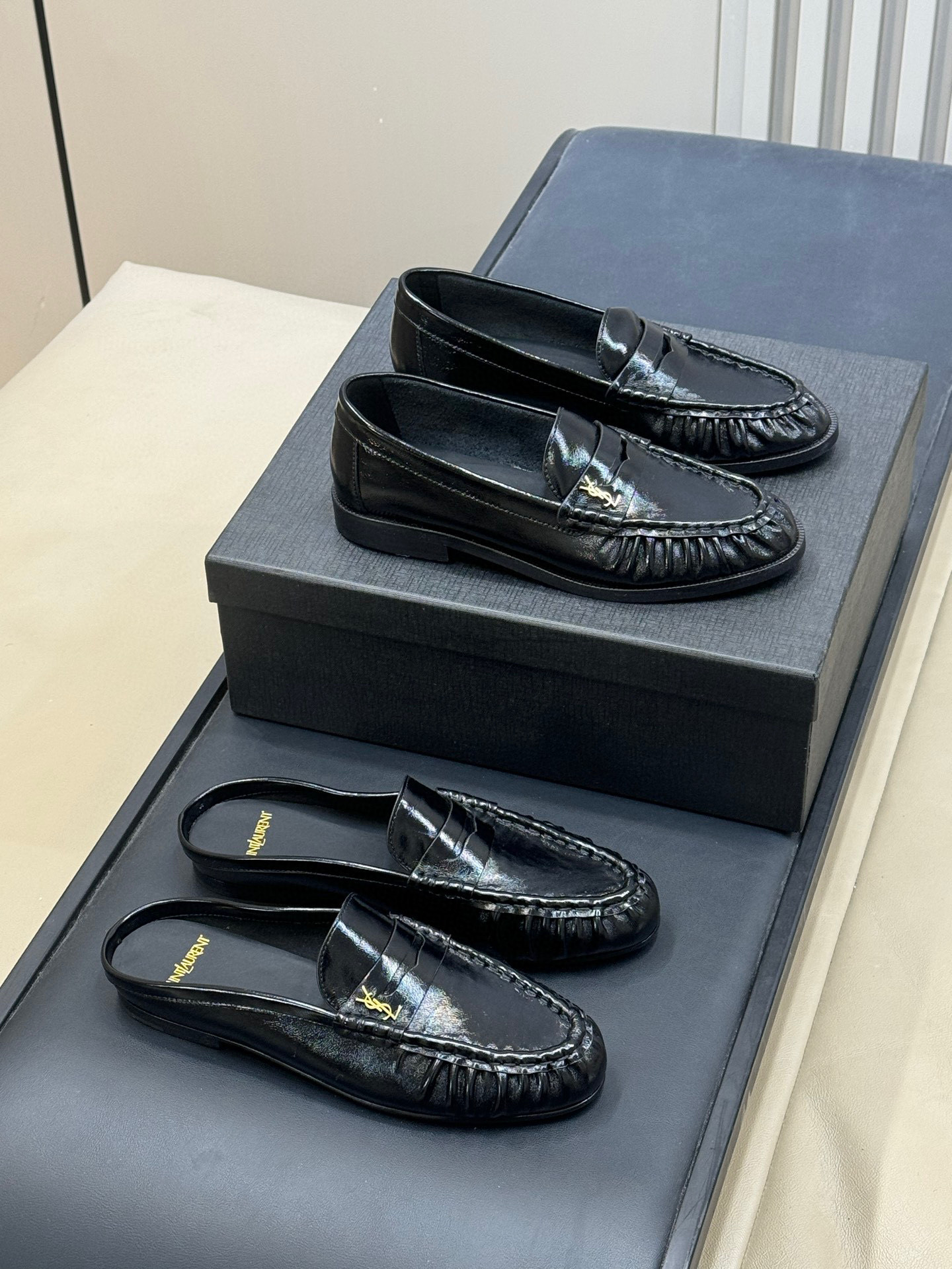 NO:747070,Slippers single shoes ysl 26cnew arrival~ Saint Laurent pleated loafers, dark brown leather + pleated design, retro and fashionable! The upper is soft and the flat bottom is super comfortable, which can be easily used for commuting and leisure. Metal logo embellishment, full of brand sense, British style one-step, super easy to put on and take off~ Whether worn with suit pants or jeans, it can easily create a casual and high-end feel, it is a versatile artifact in autumn and winter size: 35-41, single shoes, saint  laurent,saint laurent,loafers,slippers,jeans,business suit19860909拖鞋 单鞋 ysl 26cnew arrival～ 圣罗兰褶皱乐福鞋,深棕皮革+褶皱设计,复古又时髦!鞋面柔软,平底超舒适,通勤休闲都能轻松驾驭 .金属Logo点缀,品牌感满满,英伦风一脚蹬,穿脱超方便~无论搭西装裤还是牛仔裤,都能轻松打造随性高级感,是秋冬百搭神器 size:35-41,单鞋,saint laurent,saint laurent,loafers,slippers,jeans,business suit,Women's Shoes