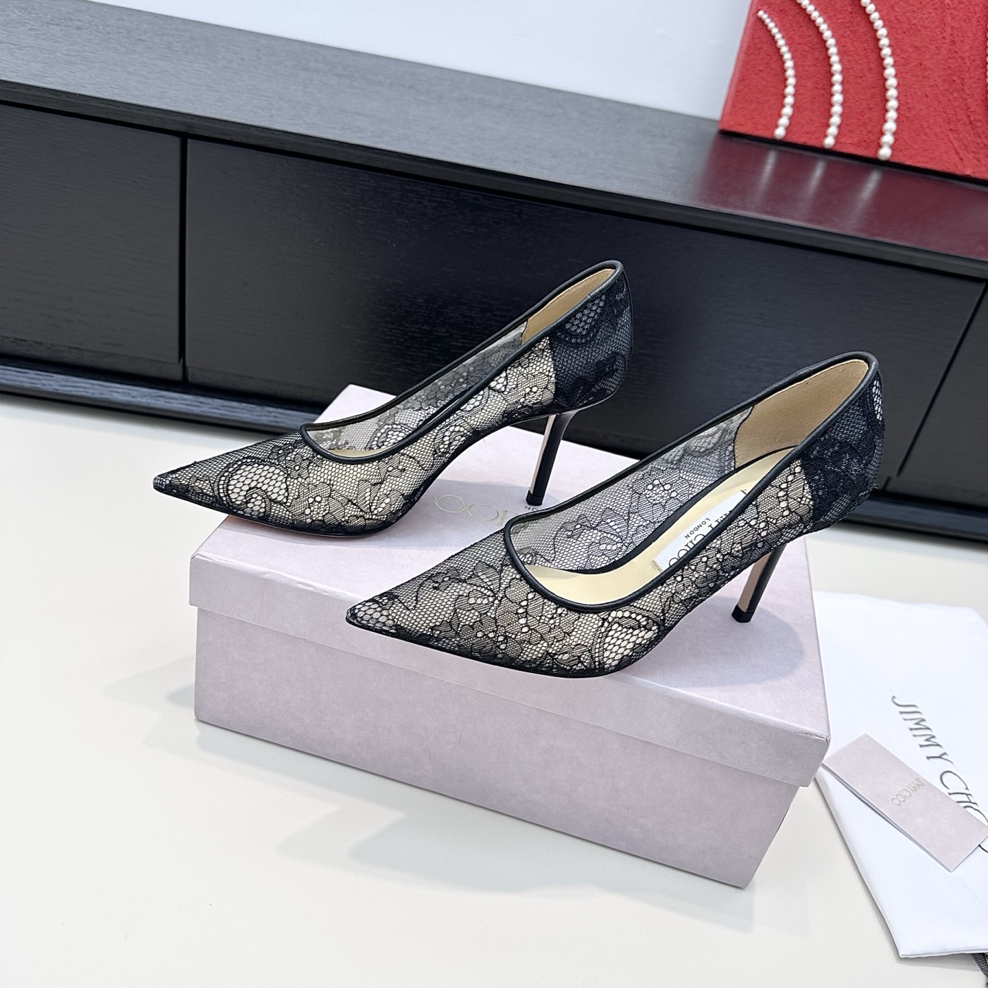 NO:680520,Jimmy Choo Jimmy Choo's 25-year new model pointed-toe lace high-heeled shoes. The romance and sophistication of lace are intertwined. Jimmy Choo's shoes can always hit the center point accurately. The white gauze-like lace is gentle and affectionate, making it a dream protagonist at the wedding; the black lace is cool and neat, and can be the finishing touch of daily wear. A pair of shoes can unlock the elegance of different styles. Heel height: flat. 6.5cm 8.5cm  Regular size: 35-39 customized 34.40.41, high heels single shoes, jimmy choo, high heels19860909Jimmy choo周仰杰 25年新款 尖头蕾丝高跟鞋 蕾丝交织的浪漫与精致,Jimmy Choo的鞋履总能精准踩中心动点.白纱般的蕾丝温柔缱绻,是婚礼上的梦幻主角；黑蕾丝的冷艳利落,又能成为日常穿搭的点睛之笔,一双鞋,解锁不同风格的优雅 跟高:平底.6.5cm 8.5cm 正码:35-39订做34.40.41,高跟鞋单鞋,jimmy choo,high heels,Women's Shoes