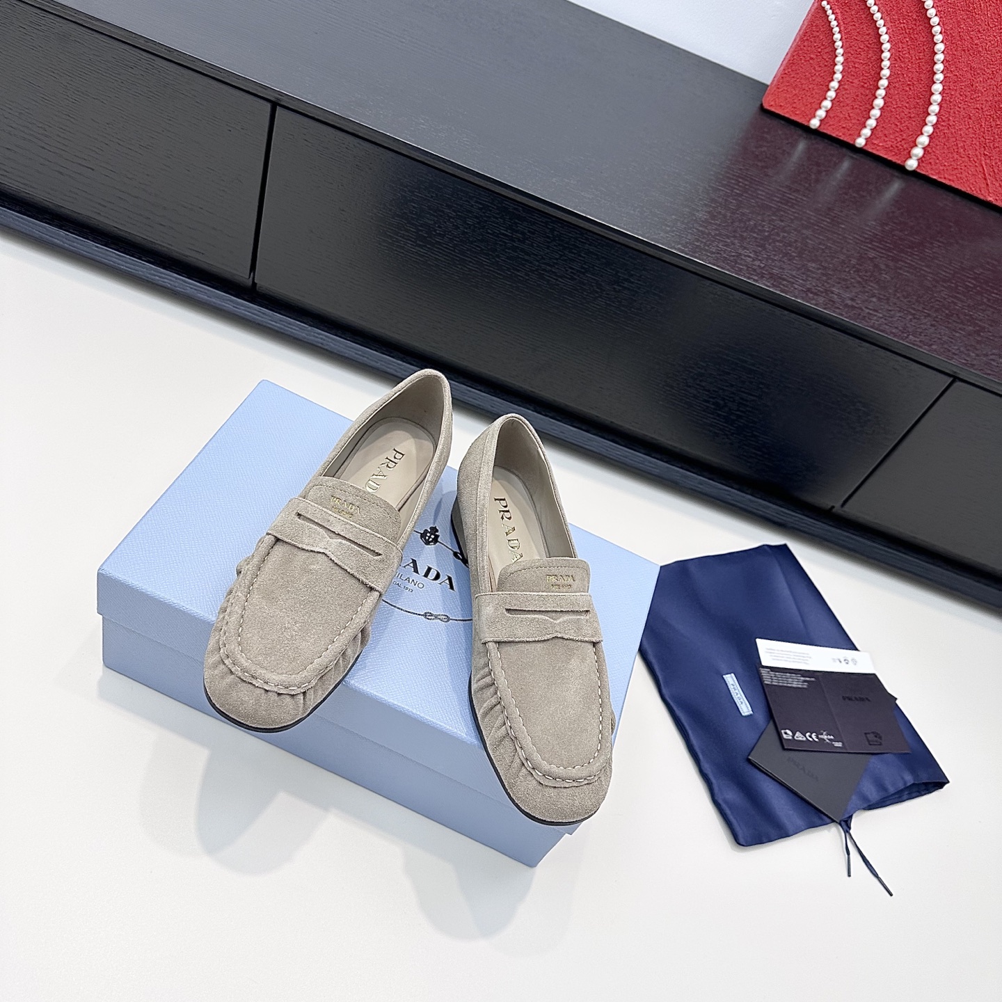 NO:783980,Prada's new model for 26 years P family lazy slip-on loafers. The gentleness of suede, the sharpness of calfskin, the retroness of oil-waxed leather, full of relaxation, can drive, commute and date. They can provide you with dignity in all occasions. Regular size: 35-39, custom-made 40.41, loafers, prada, prada, loafers, cowhide, chamois leather19860909Prada普拉达26年新款 P家懒人一脚蹬乐福鞋 麂皮的温柔,小牛皮的利落,油蜡皮的复古 ,松弛感拉满,能开车.能通勤.能约会 承包你所有场合的体面 正码:35-39订做40.41,乐福鞋,prada,prada,loafers,cowhide,chamois leather,Women's Shoes