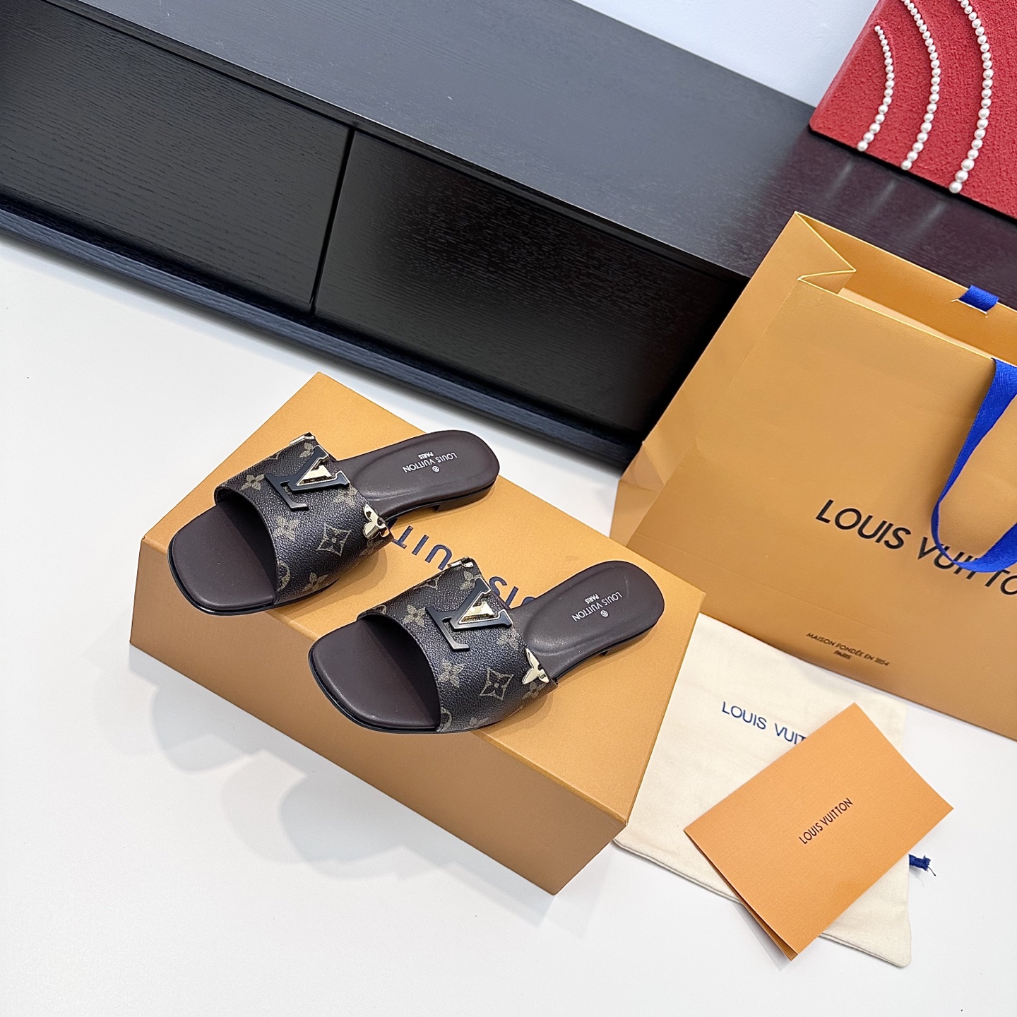 LOUIS VUITTON sandales à boucle V, confortables et élégantes - version premium