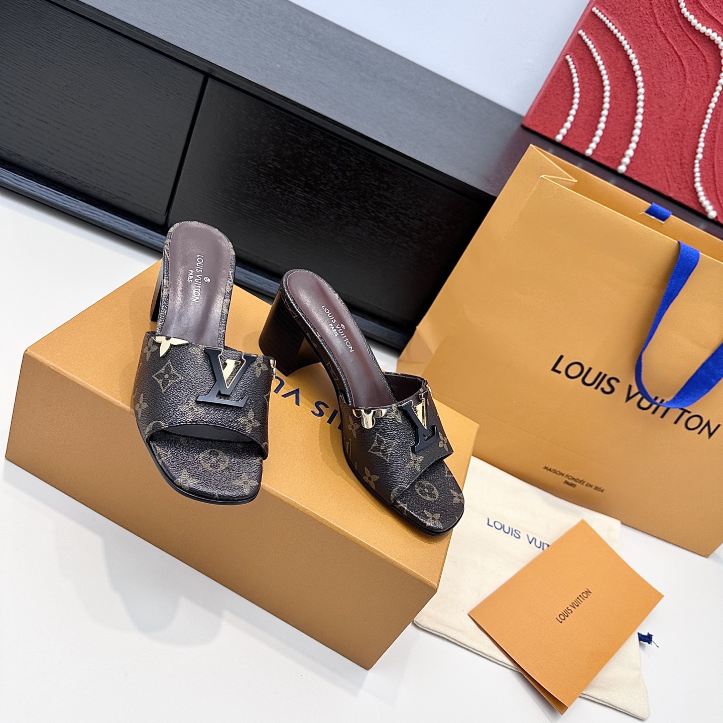 LOUIS VUITTON Nouveau modèle de mules à boucle V, confortables et tendance - version premium