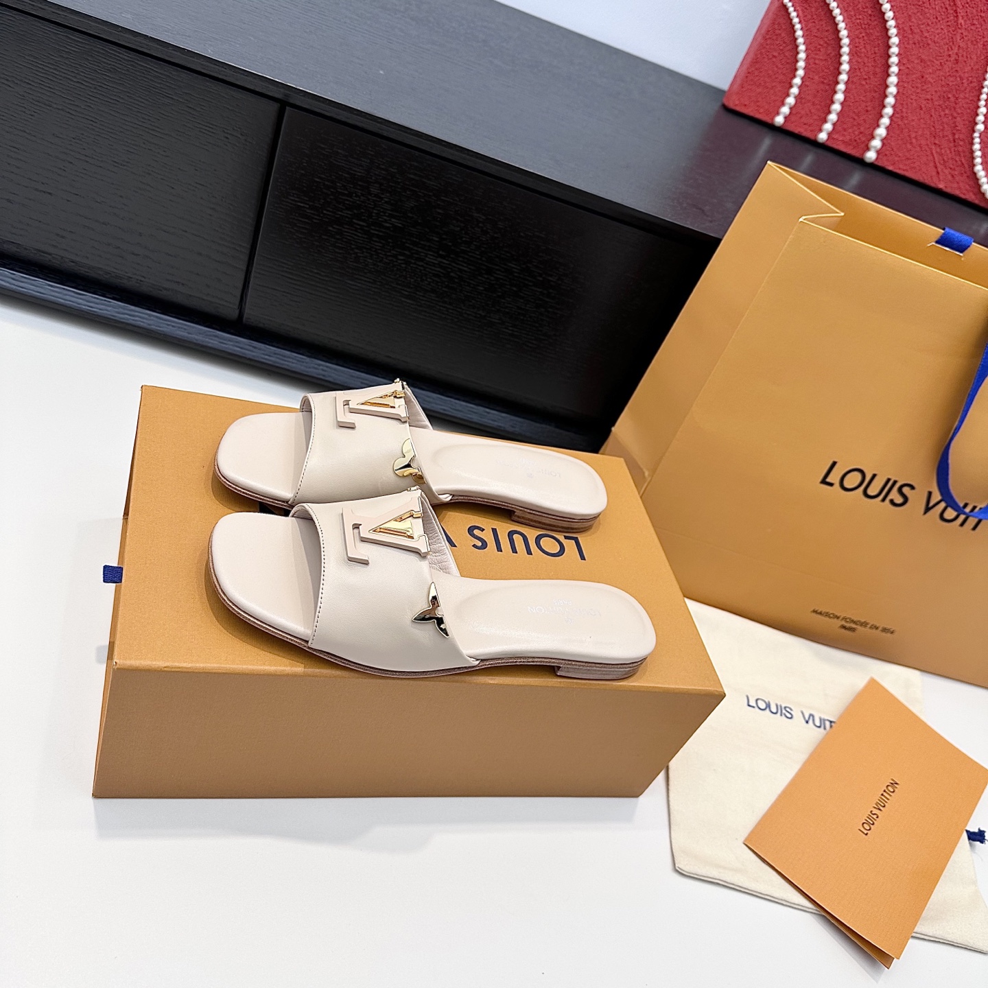 LOUIS VUITTON sandales à boucle V, confortables et tendance - version premium