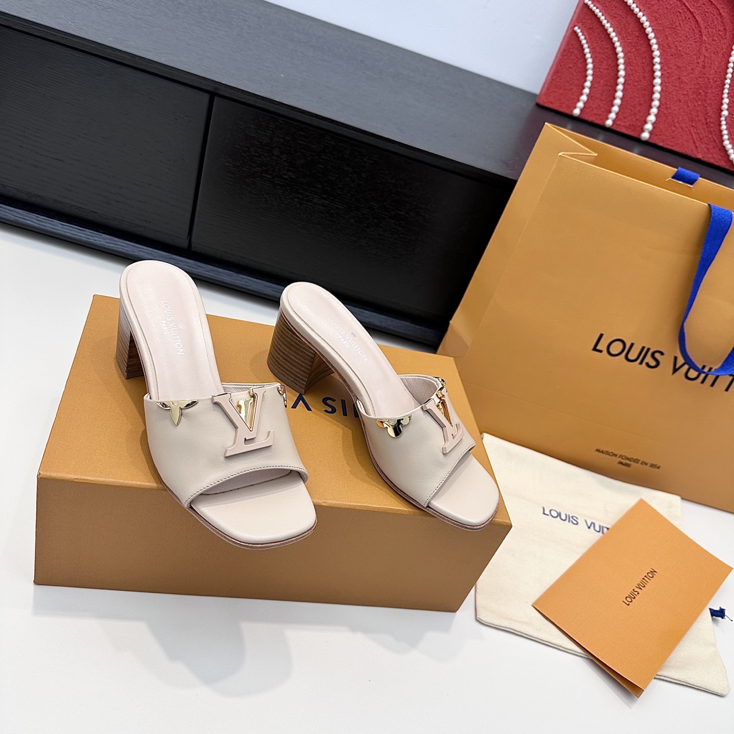 LOUIS VUITTON Nouveau modèle sandales à glissière à boucle V, confortables et tendance - version premium