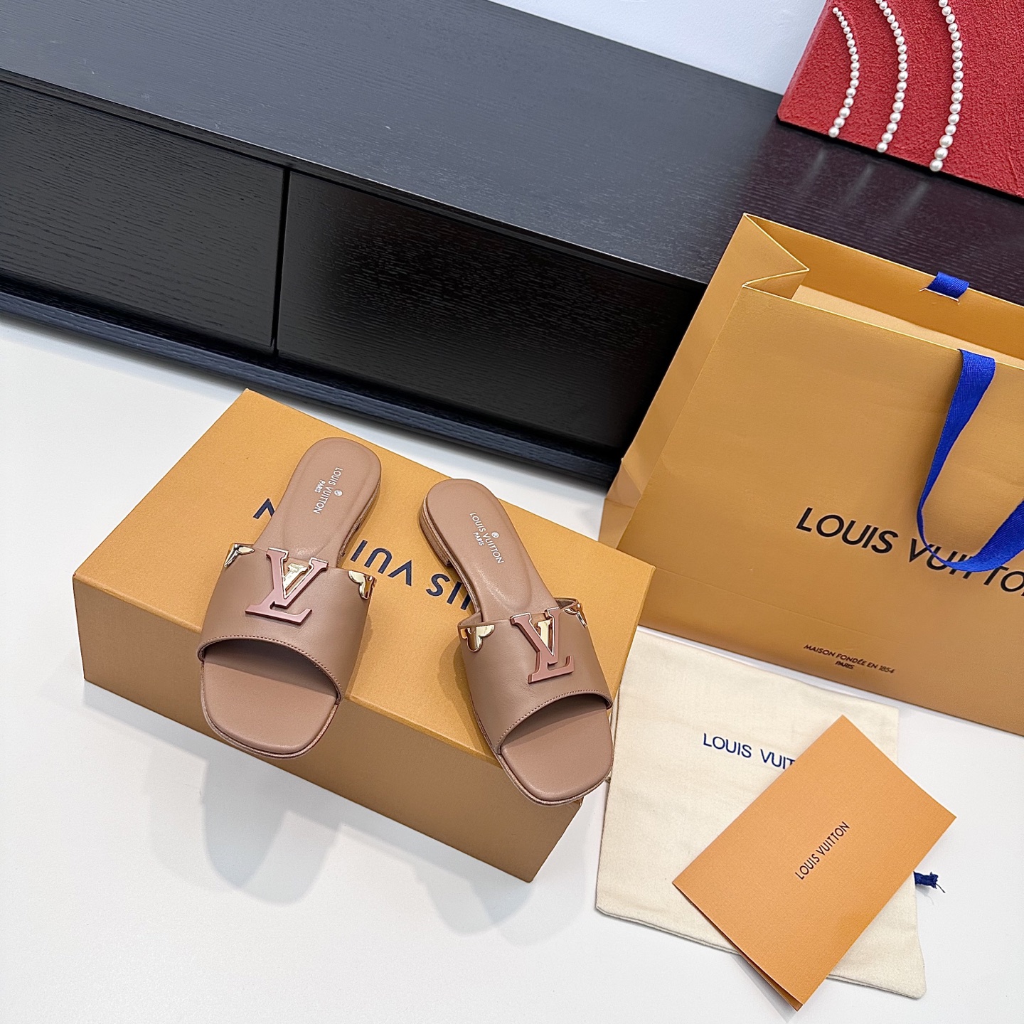 LOUIS VUITTON Sandales à boucle V, confortables et élégantes - version premium