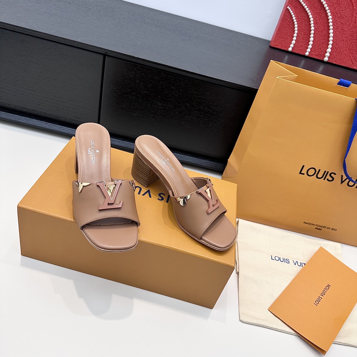 LOUIS VUITTON Nouveau modèle de mules à boucle V, confortables et tendance - version premium