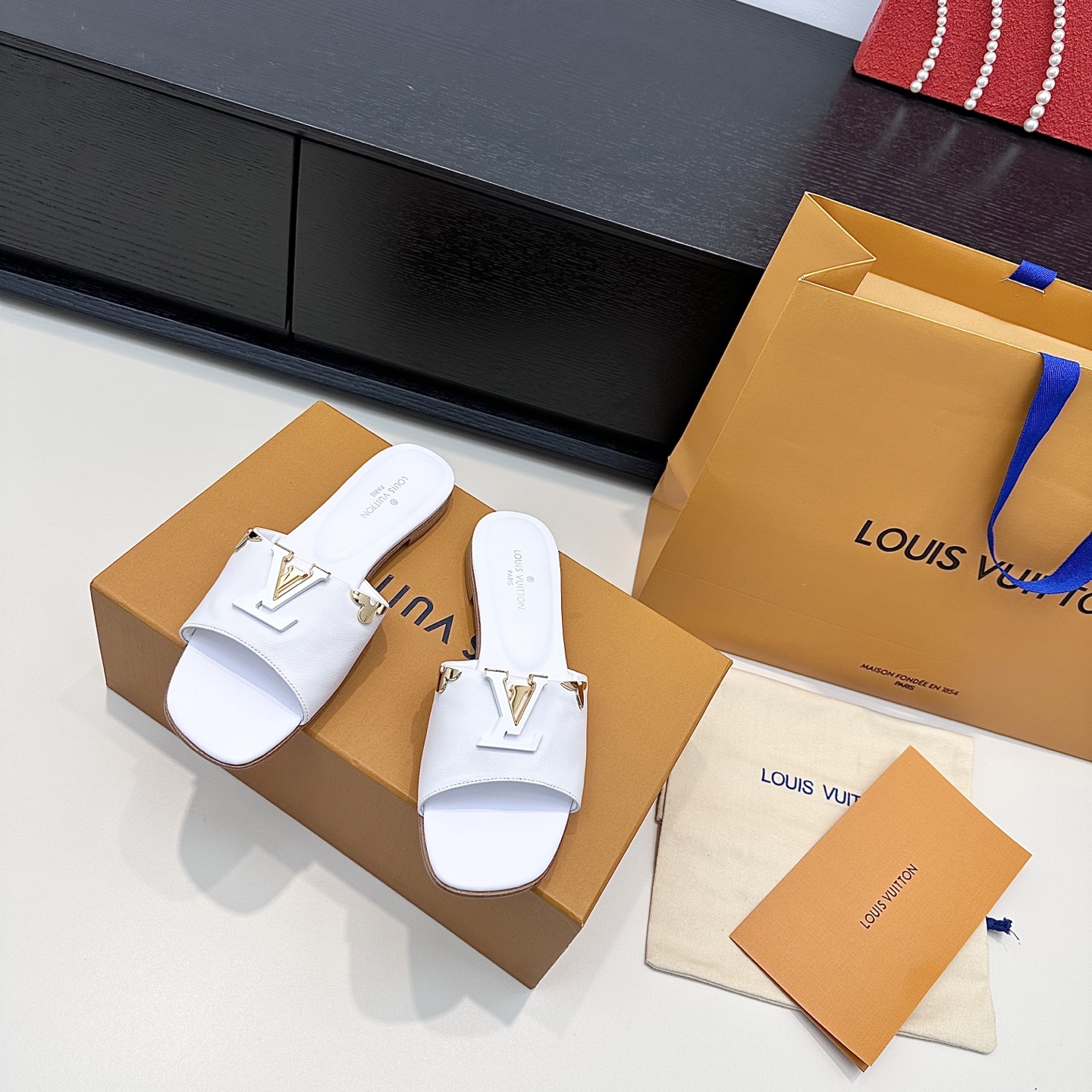 LOUIS VUITTON Sandales à glissière à boucle V, confortables et tendance - version premium