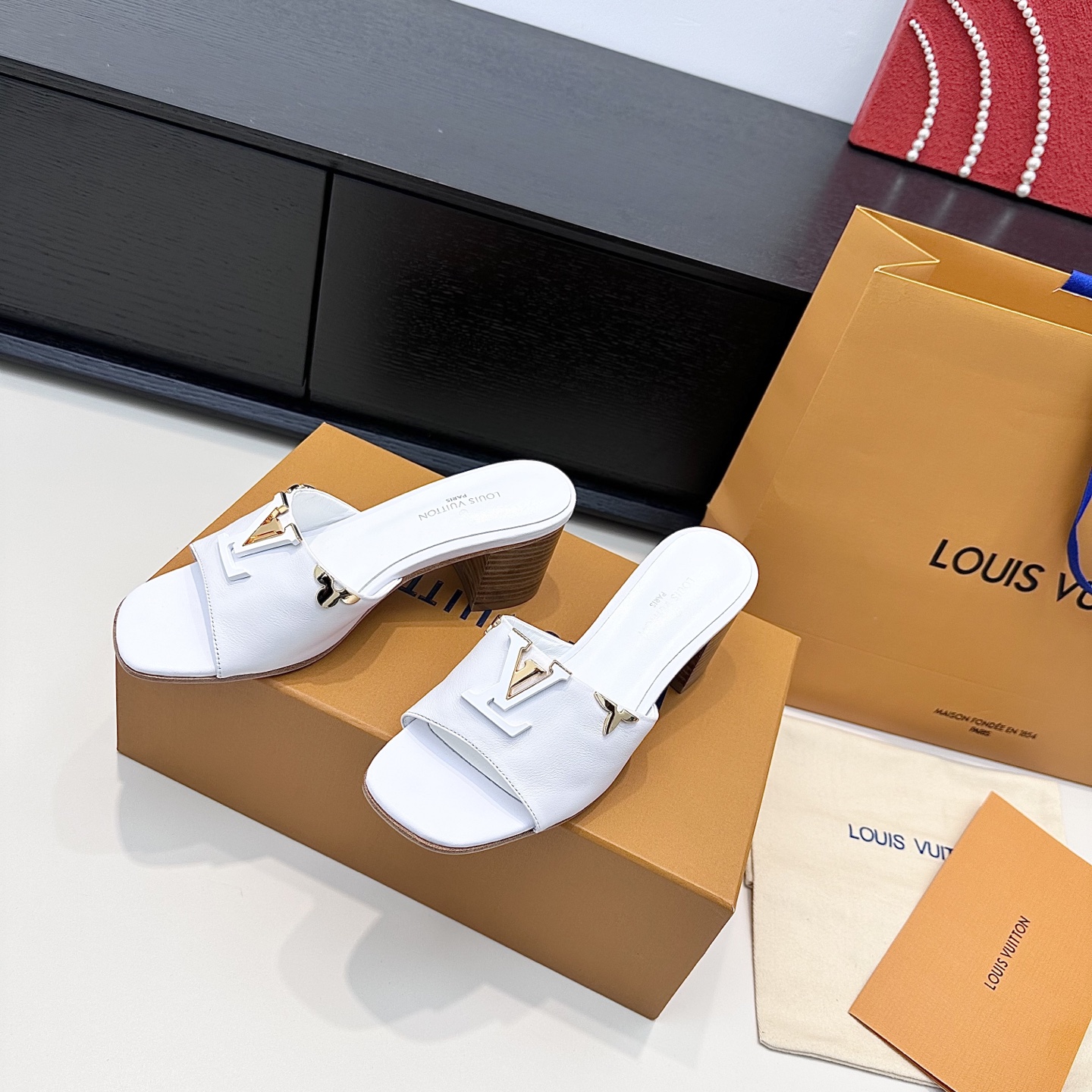 LOUIS VUITTON Nouveau modèle de mules à boucle V, confortables et tendance - version premium
