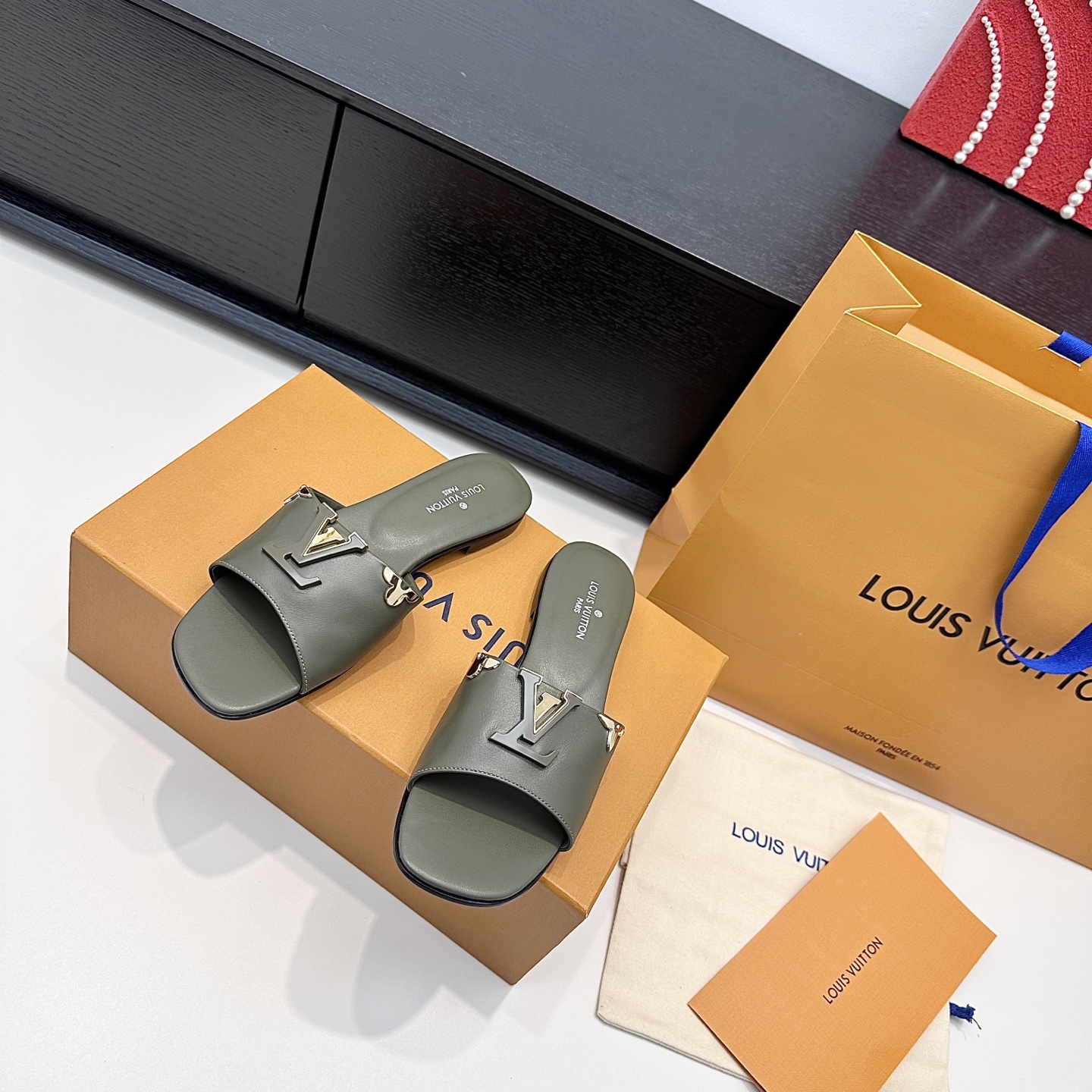LOUIS VUITTON sandales à boucle V, confortables et élégantes - version premium