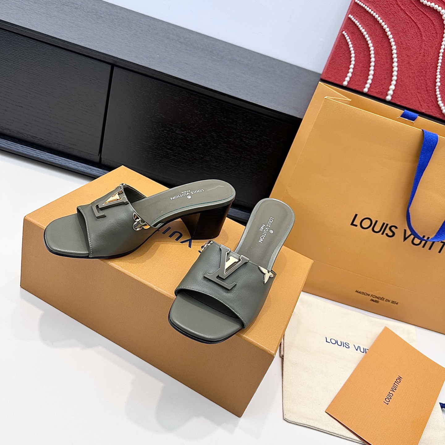 LOUIS VUITTON Nouveau modèle de mules à boucle V, confortables et tendance - version premium