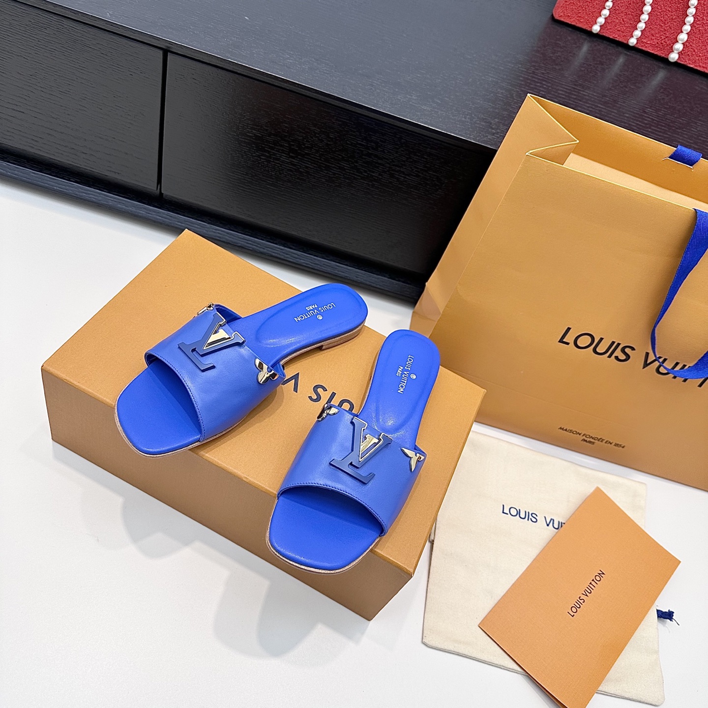LOUIS VUITTON sandales à boucle V, confortables et élégantes - version premium