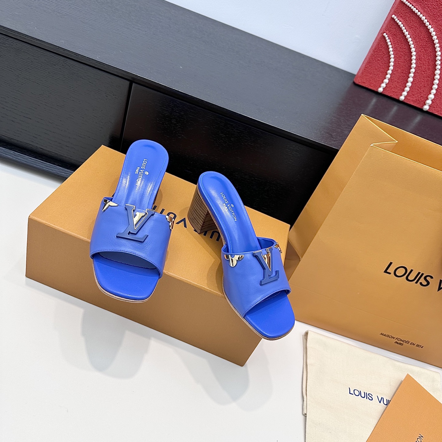 LOUIS VUITTON Nouveau modèle de mules à boucle V, confortables et tendance - version premium