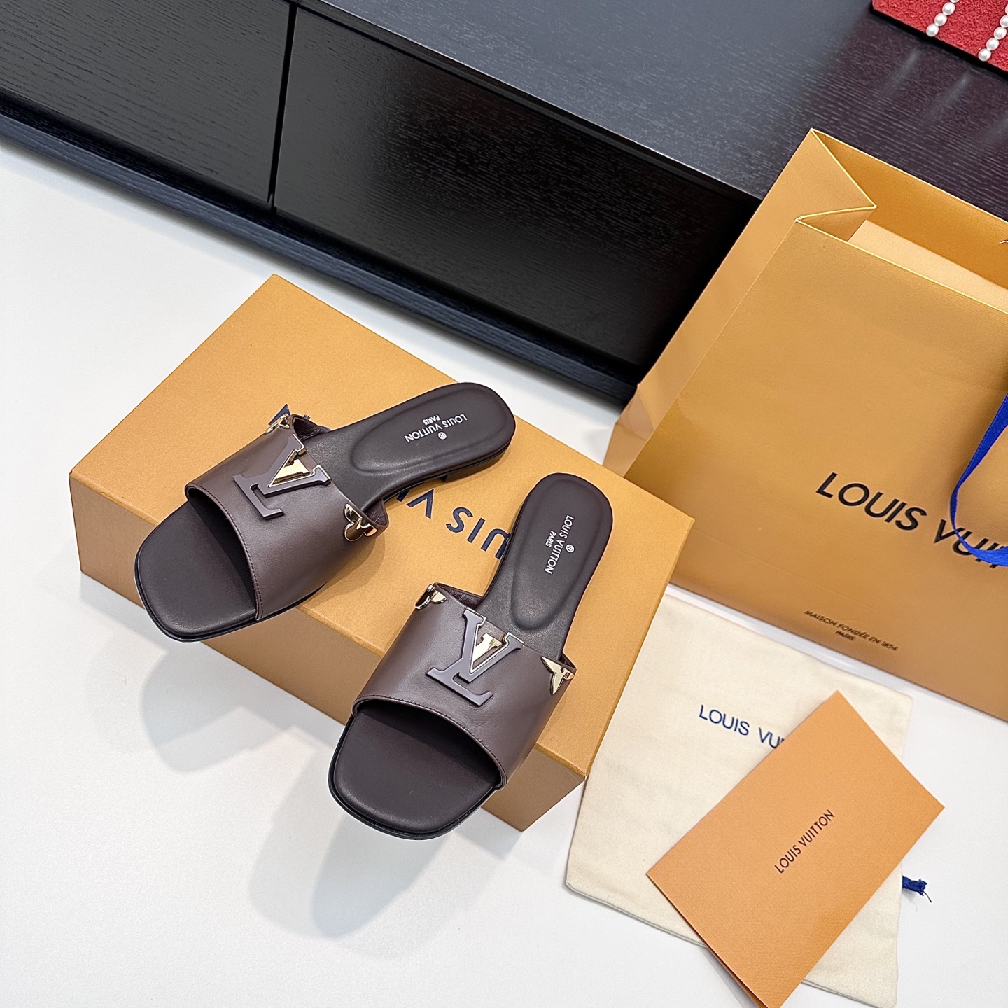 LOUIS VUITTON Sandales à glissière à boucle V, confortables et élégantes - version premium