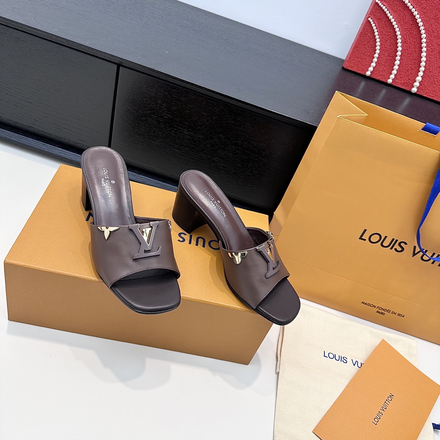 LOUIS VUITTON Nouveau modèle de mules à boucle V, confortables et tendance - version premium
