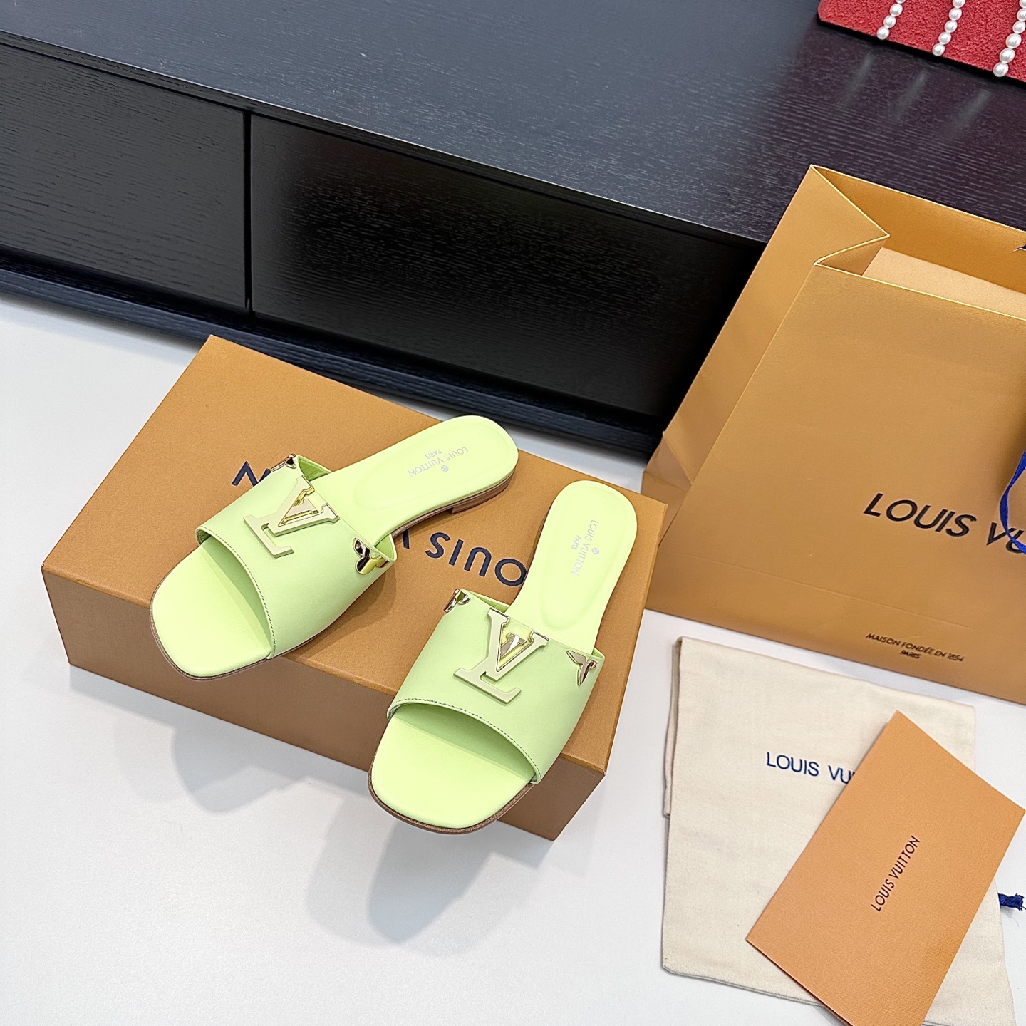 LOUIS VUITTON Sandales à glissière à boucle V, confortables et élégantes - version premium