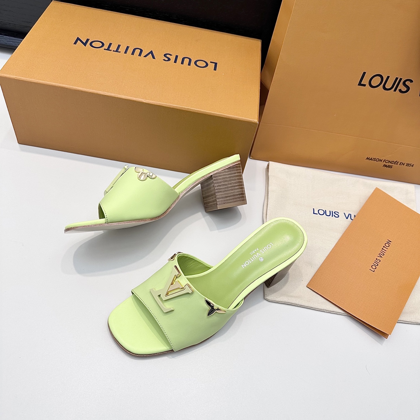 LOUIS VUITTON Nouveau modèle de mules à boucle V, confortables et tendance - version premium