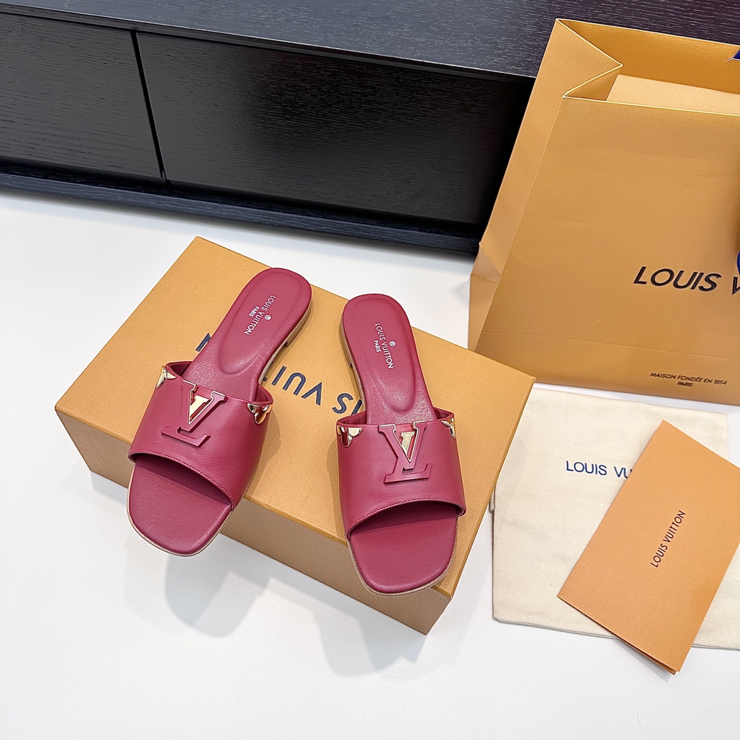 LOUIS VUITTON Sandales à glissière à boucle V, confortables et tendance - version premium