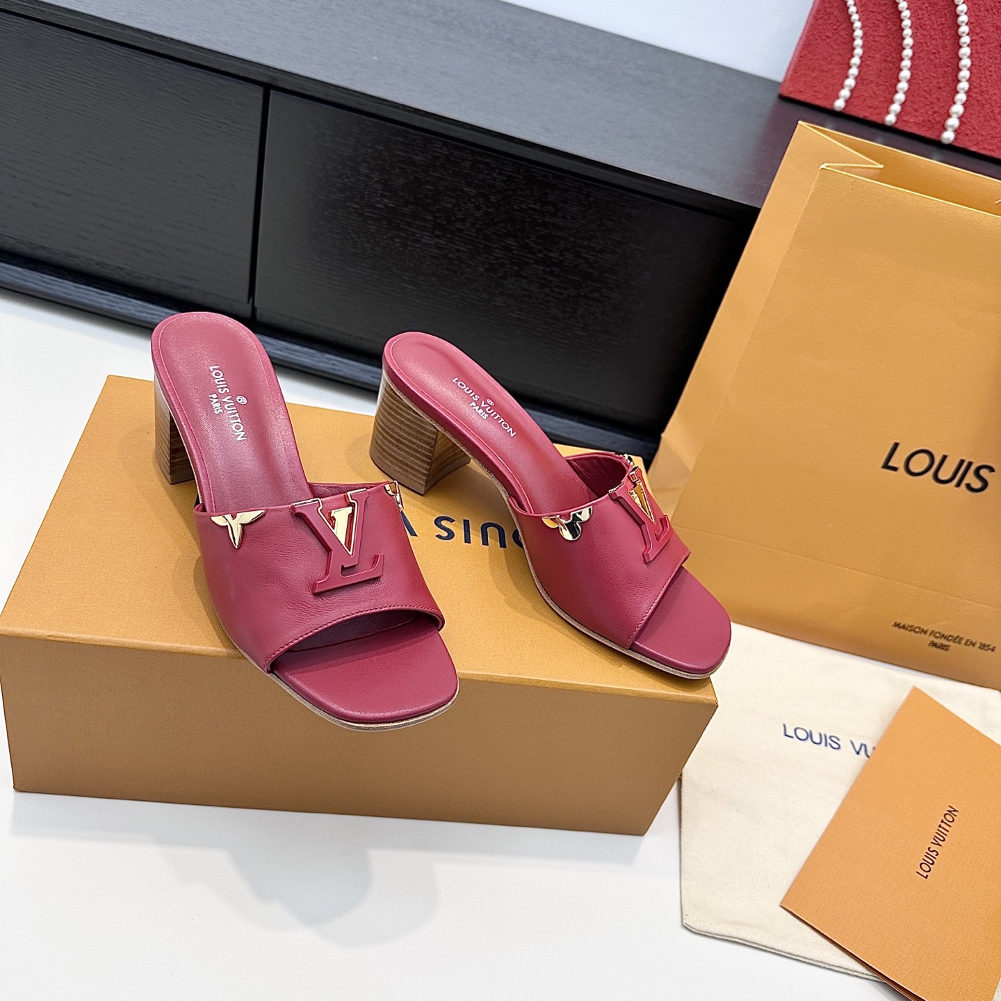 LOUIS VUITTON Nouveau modèle sandales à glissière à boucle V, confortables et tendance - version premium