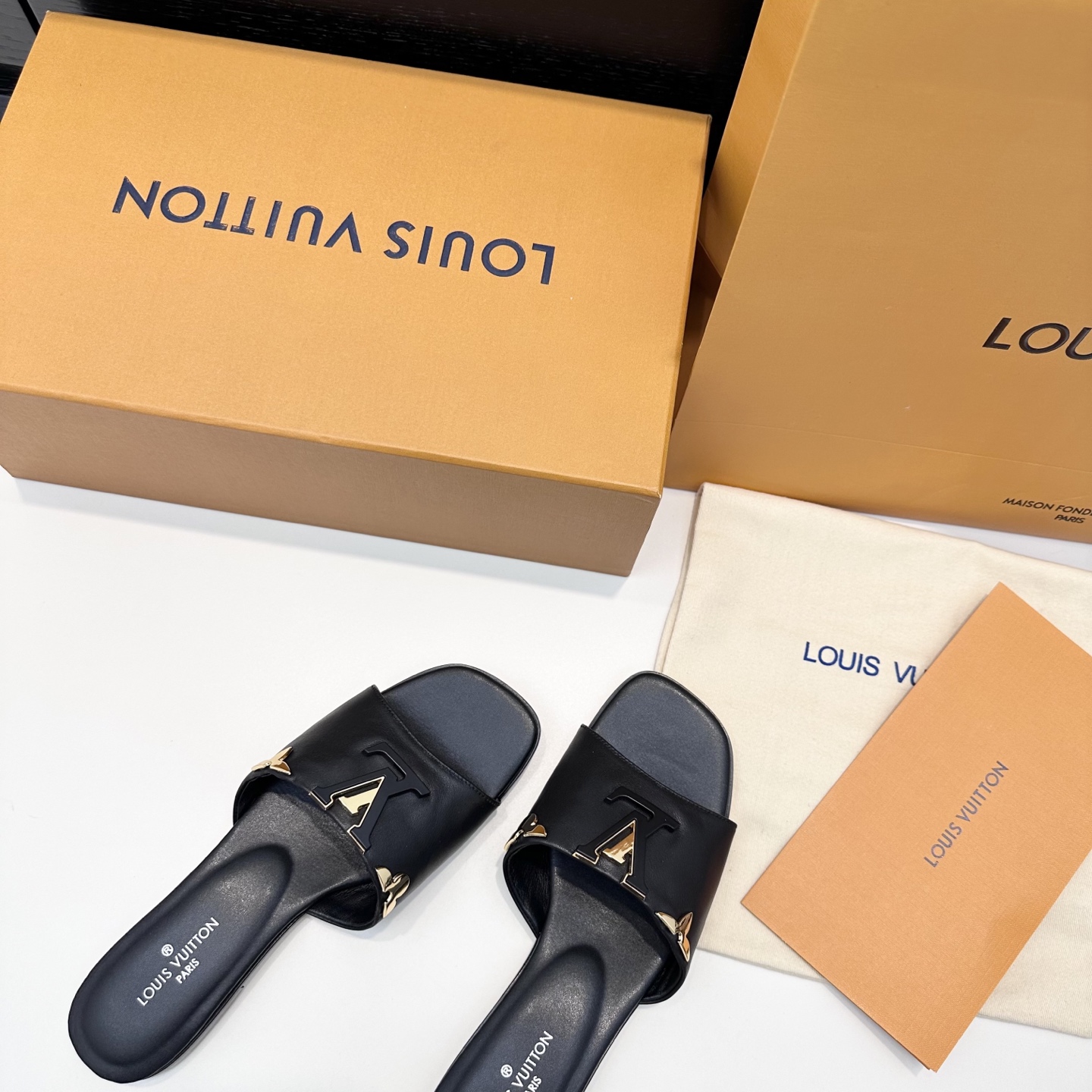LOUIS VUITTON V-buckle sandals comfortable and stylish - top version