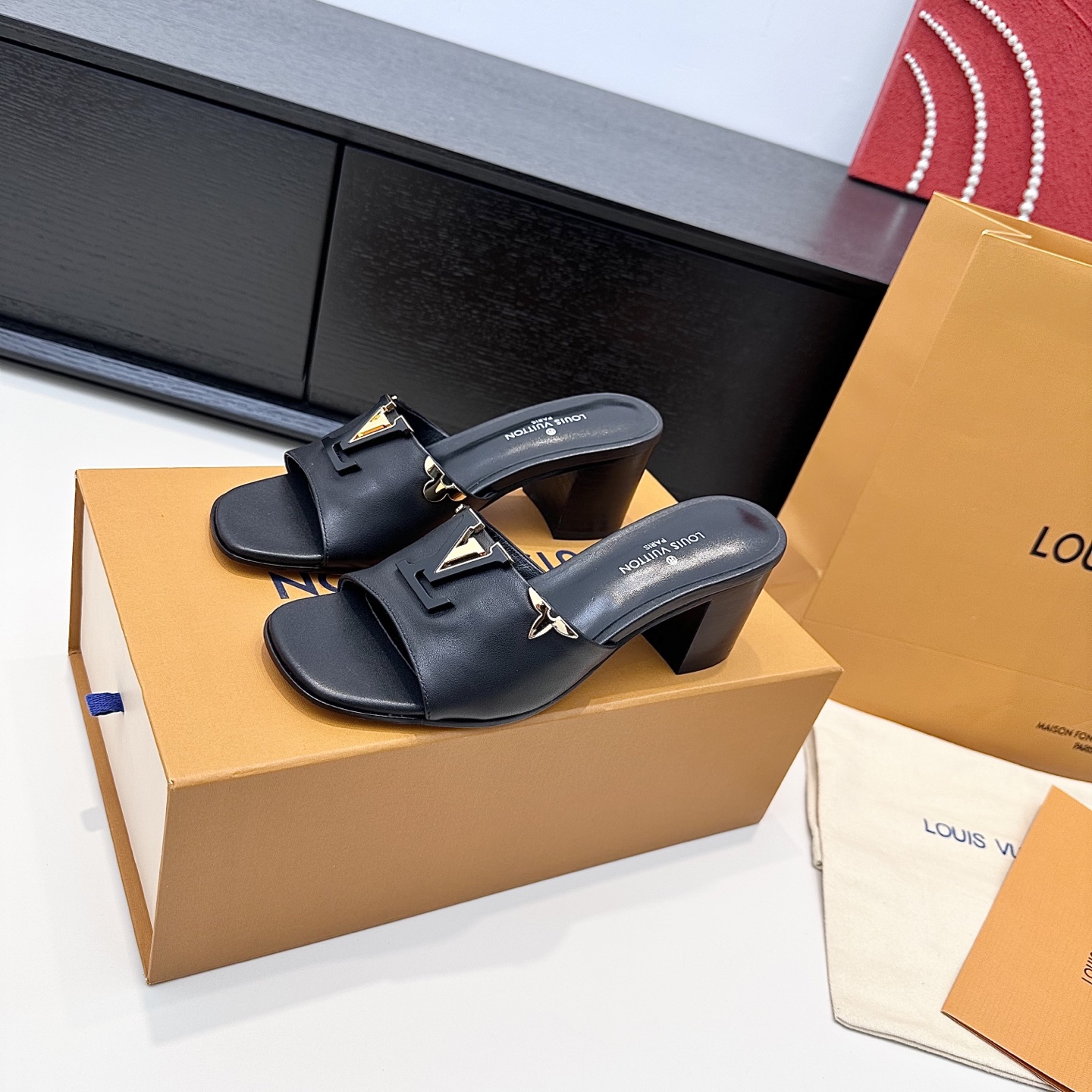 LOUIS VUITTON Nouveau modèle de mules à boucle V, confortables et tendance - version premium