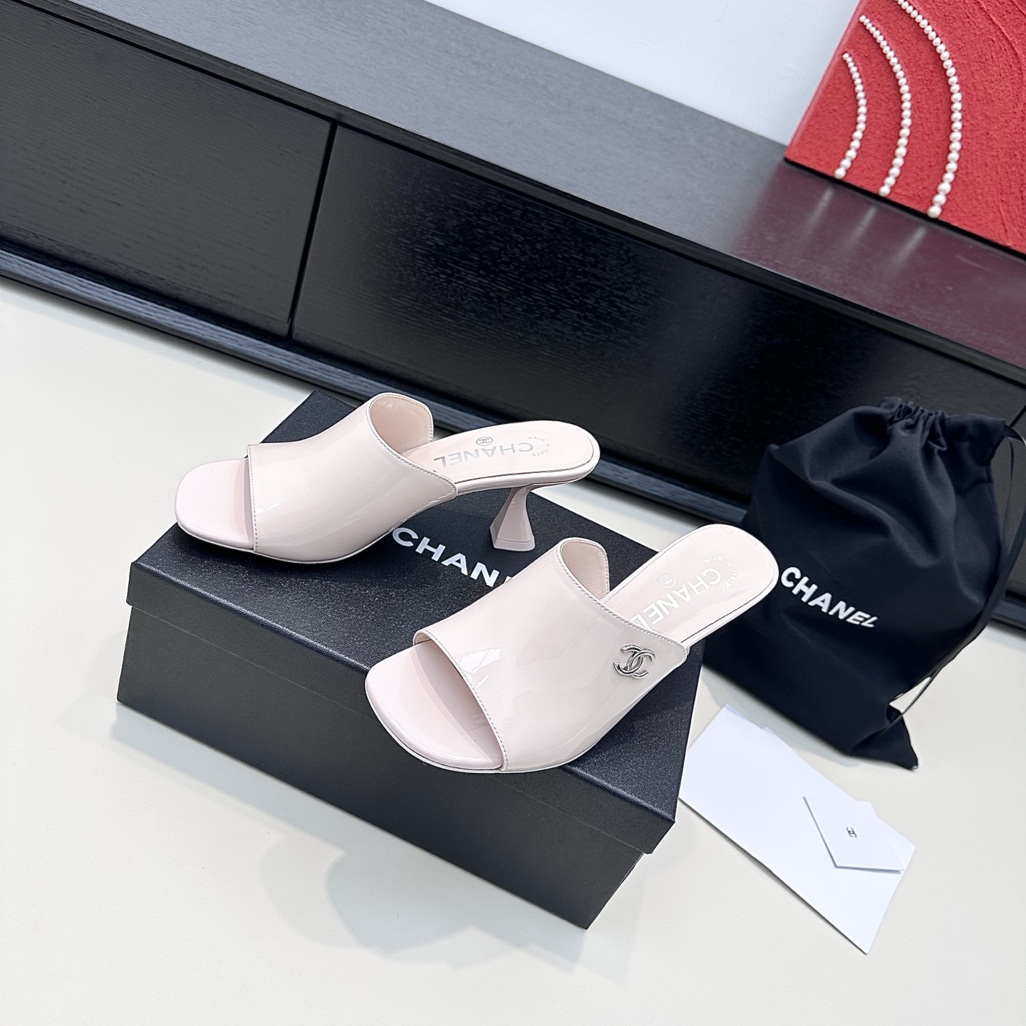 NO:748976,Chanel Chanel 26 new spring and summer new high-heeled Mule sandals. Xiaoxiangjia wine glass and Mule slippers, elegance and sophistication coexist. The iconic double C embellishes the shoe body, and the simple design has a sense of luxury. The delicate glossy patent leather, paired with an elegant wine glass heel, can easily become the highlight of the style whether it is paired with a commuting suit skirt or a date dress. Every step is in style, and it is a must-have summer wardrobe worth collecting. Heel height 7cm 9.5cm  Outsole Genuine leather outsole size 35-41 (customized sizes 40 and 41 are not returnable), slippers, chanel, chanel, chanel, slippers, skirts, business suit, Leather soles19860909Chanel香奈儿 26新款春夏新款高跟穆勒凉拖鞋 小香家酒杯跟穆勒拖,优雅与精致并存. 标志性双C点缀鞋身,简约设计自带高级感. 细腻光泽感的漆皮,搭配优雅酒杯跟, 无论是搭配通勤西装裙,还是约会小礼服,都能轻松成为造型亮点. 每一步都踩在格调上,是值得收藏的夏日衣橱刚需 跟高7cm 9.5cm 大底真皮大底 size35-41码（40、41码定制不退换）,拖鞋,chanel,chanel,chanel,slippers,skirts,business suit,Leather soles,Women's Shoes