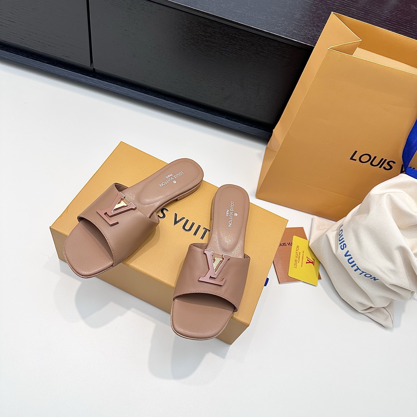 LOUIS VUITTON Sandales à glissière à boucle V, confortables et tendance - version premium