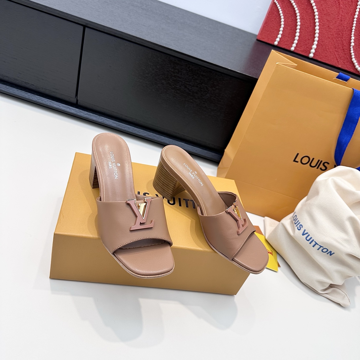LOUIS VUITTON Sandales à glissière à boucle V, confortables et tendance - version premium