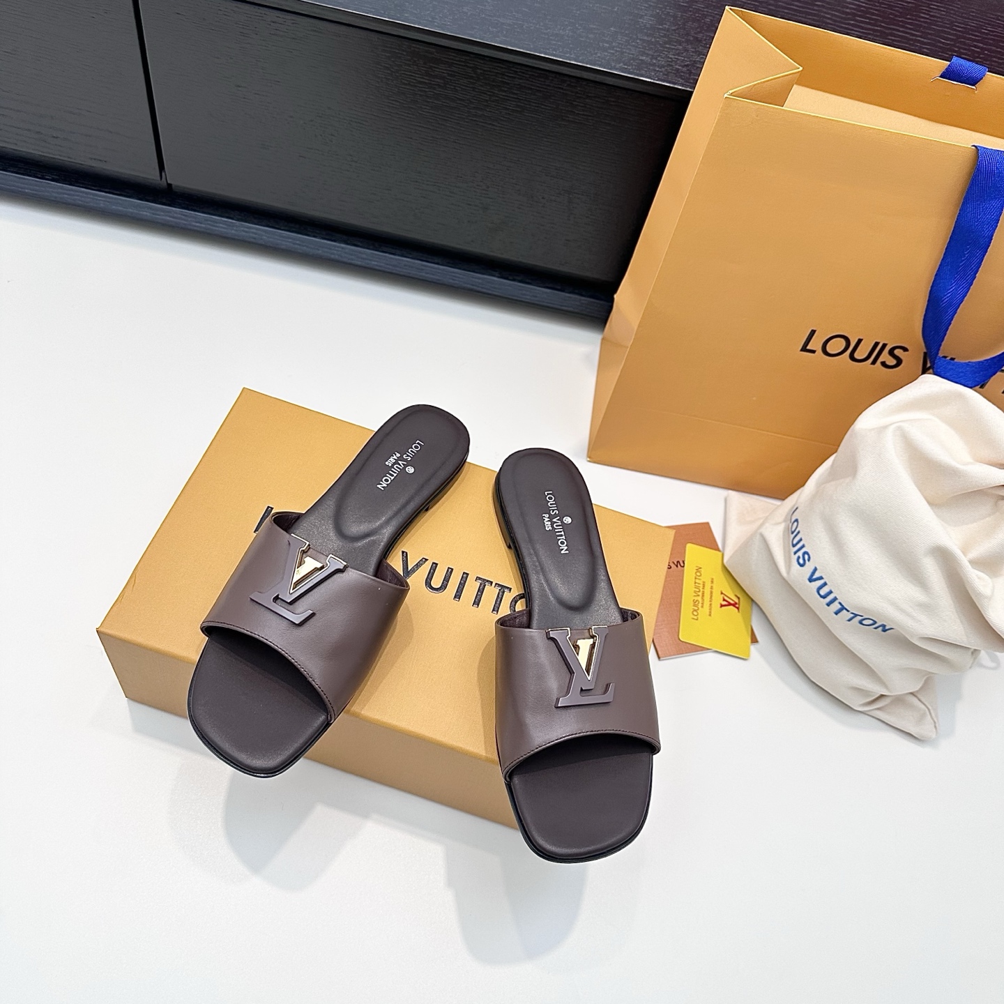 LOUIS VUITTON Sandales à glissière à boucle V, confortables et élégantes - version premium