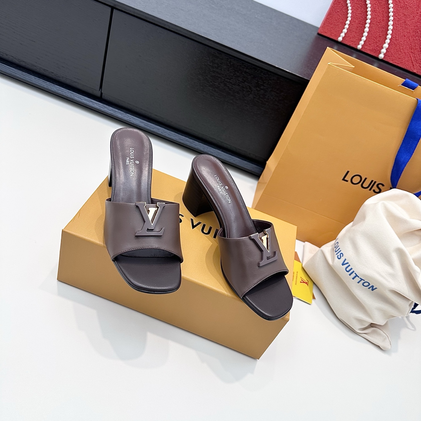 LOUIS VUITTON Sandales à glissière à boucle V, confortables et tendance - version premium