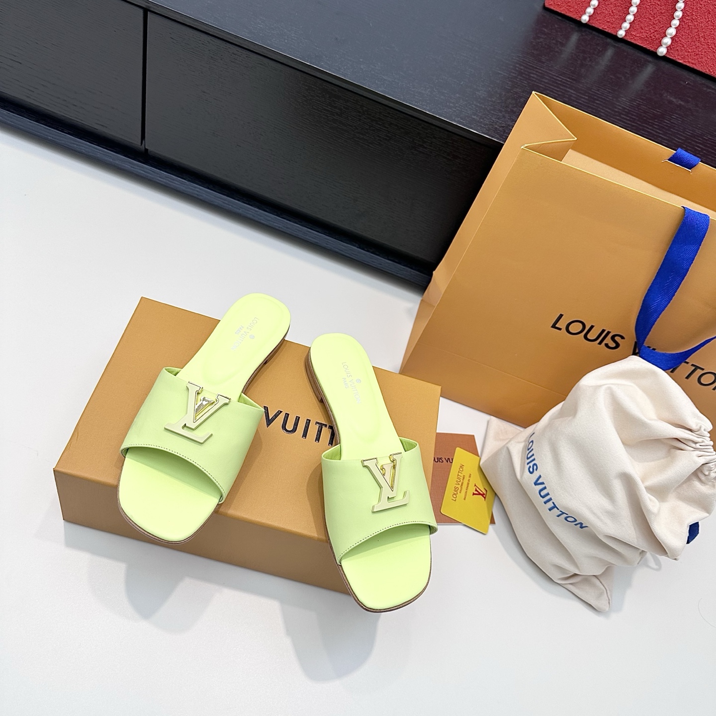 LOUIS VUITTON sandales à glissière à boucle V, confortables et tendance - version premium