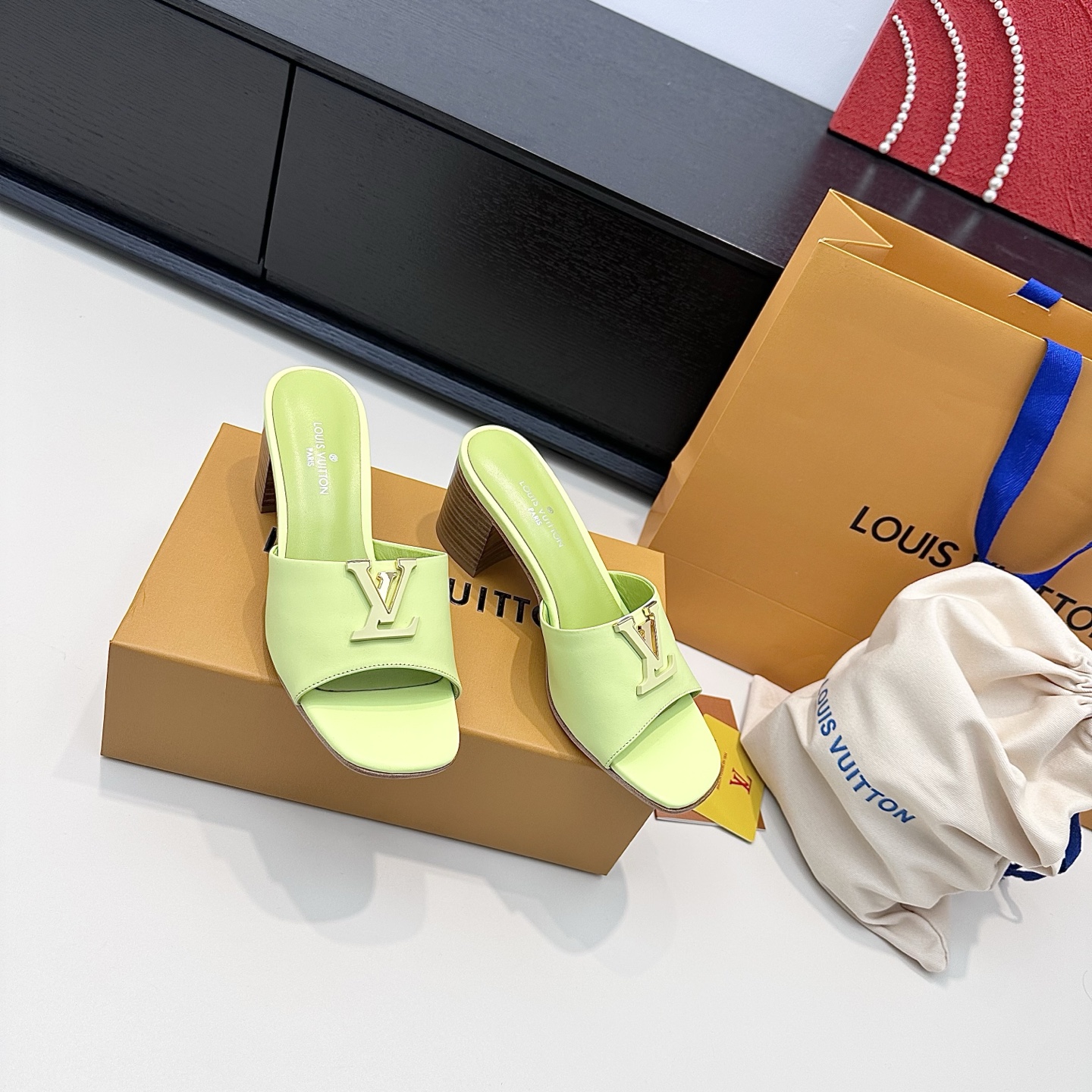LOUIS VUITTON Sandales à glissière à boucle V, confortables et tendance - version premium