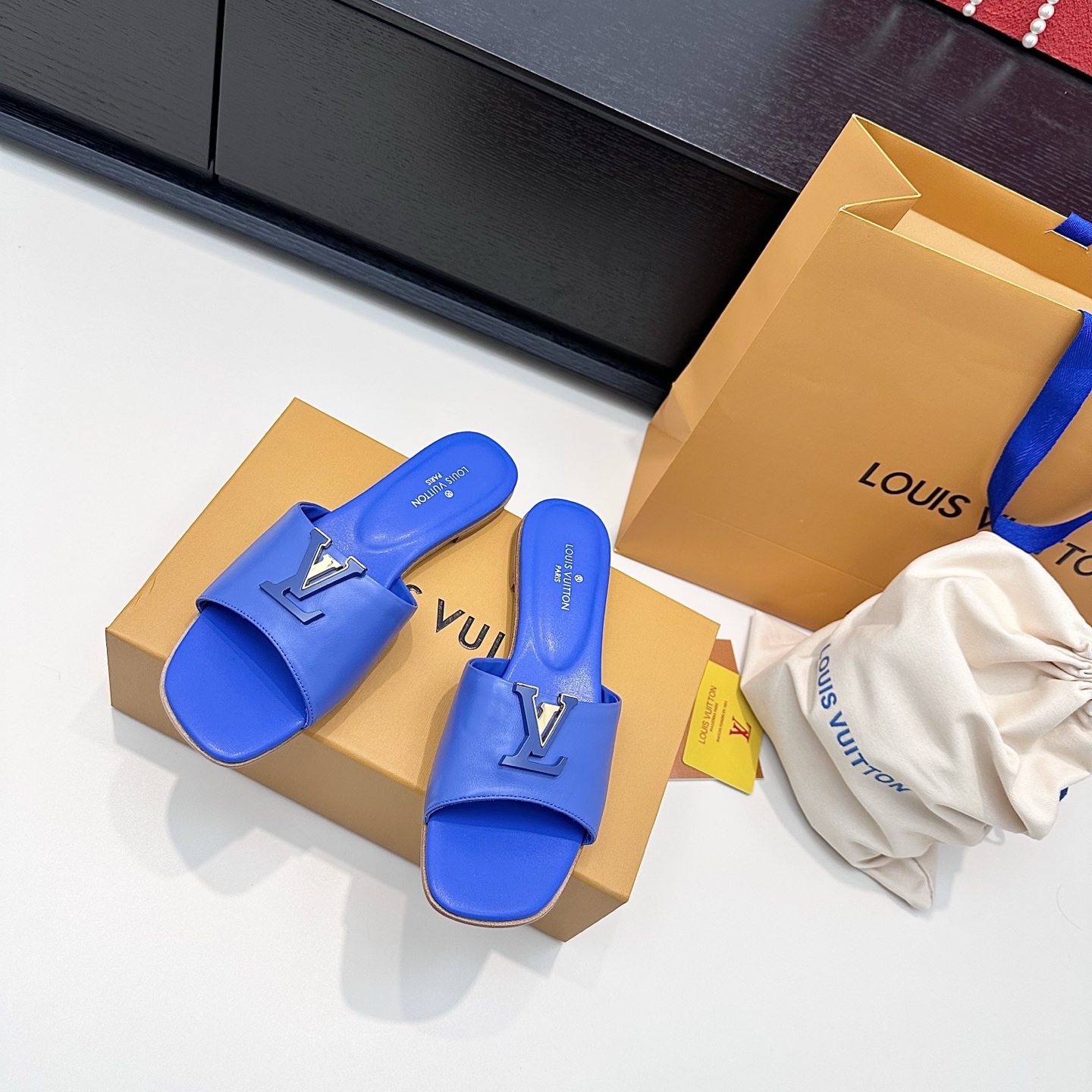 LOUIS VUITTON Sandales à glissière à boucle V, confortables et élégantes - version premium