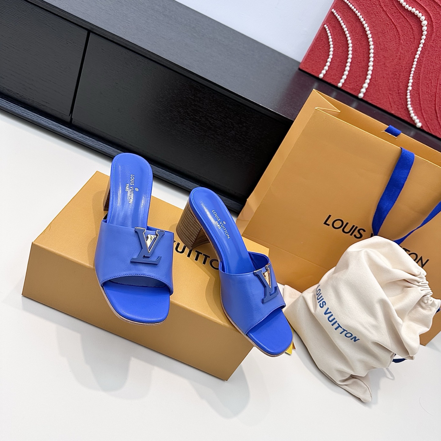 LOUIS VUITTON Sandales à glissière à boucle V, confortables et élégantes - version premium