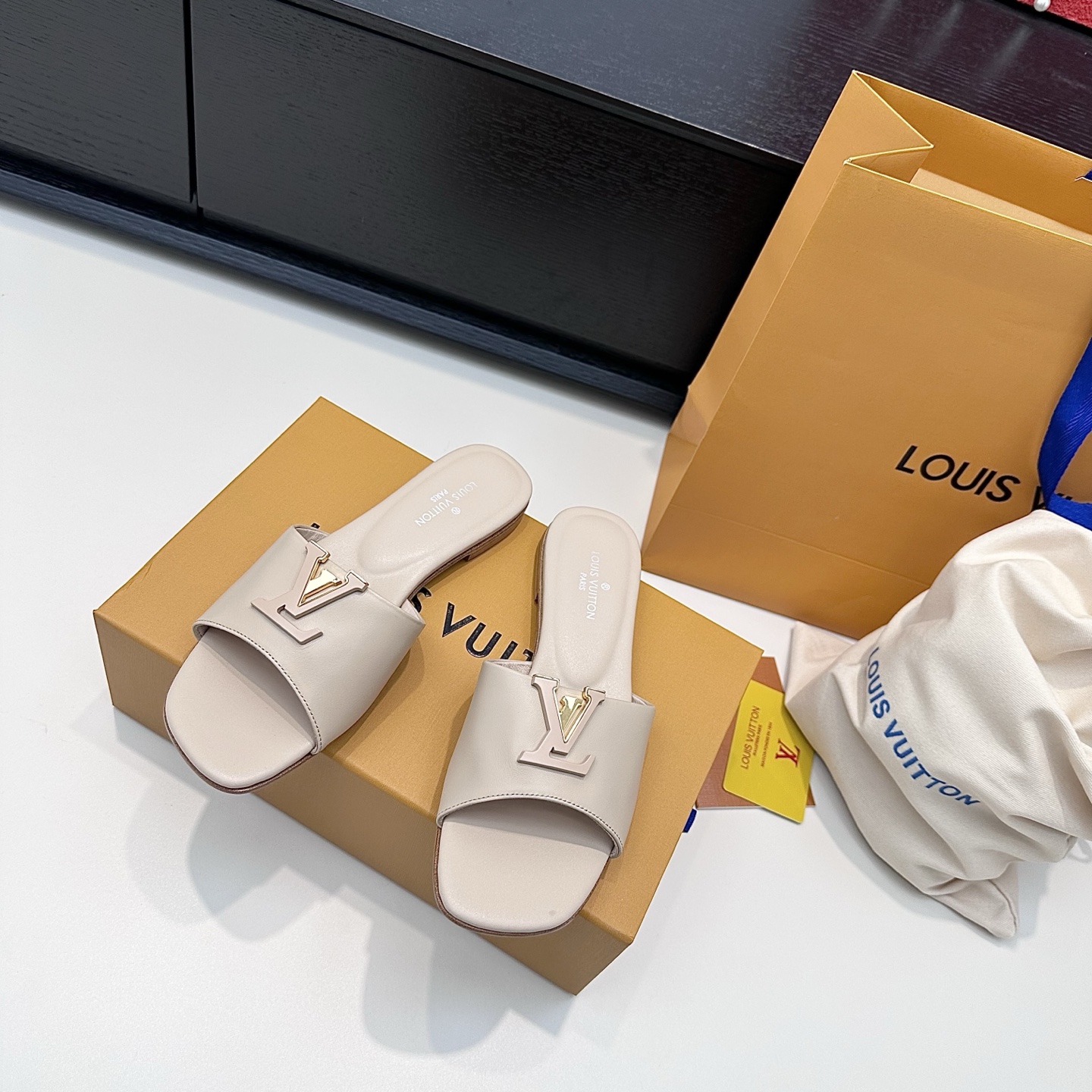 LOUIS VUITTON Sandales à glissière à boucle V, confortables et élégantes - version premium