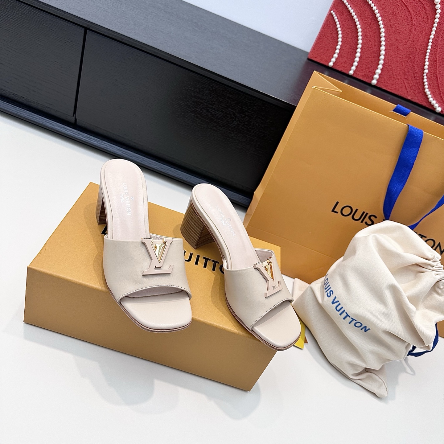 LOUIS VUITTON Sandales à glissière à boucle V, confortables et tendance - version premium