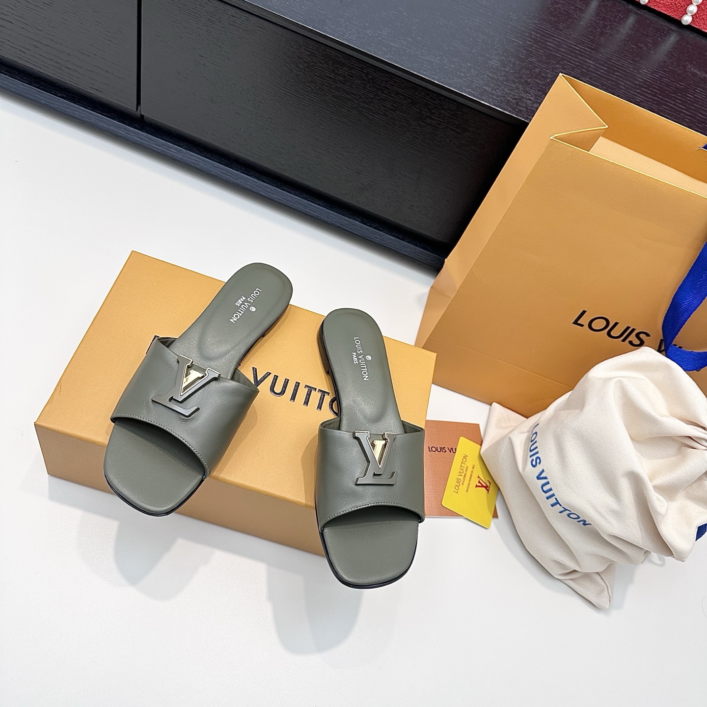 LOUIS VUITTON Sandales à glissière à boucle V, confortables et élégantes - version premium