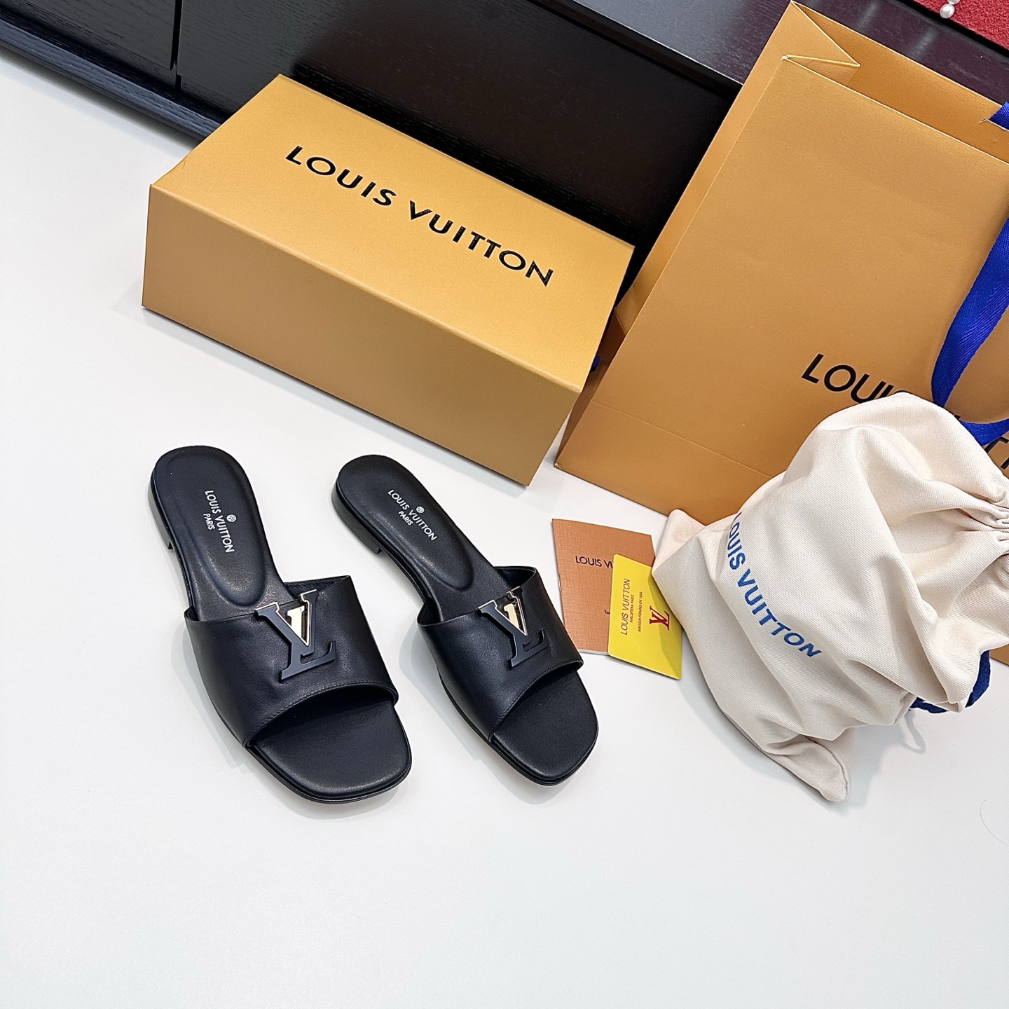 LOUIS VUITTON sandales à boucle V, confortables et tendance - version premium