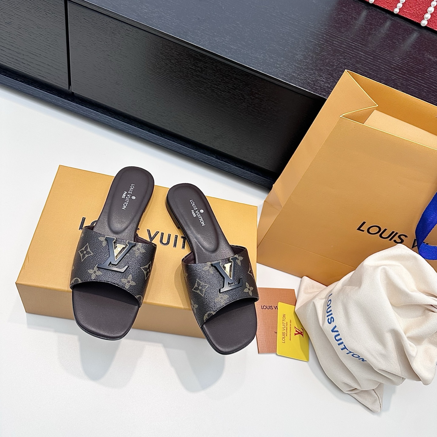 LOUIS VUITTON sandales à bride en V, confortables et tendance - version premium