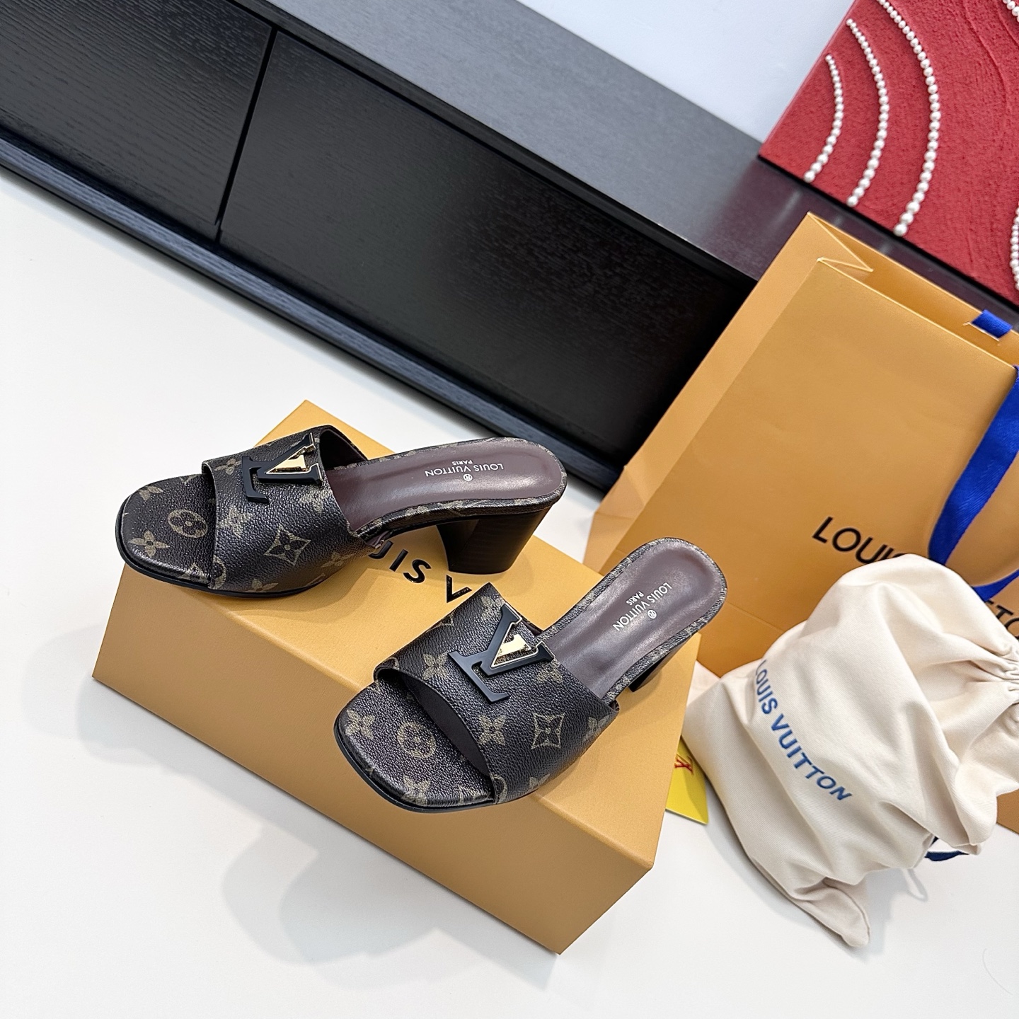 LOUIS VUITTON sandales à boucle V, confortables et tendance - version premium