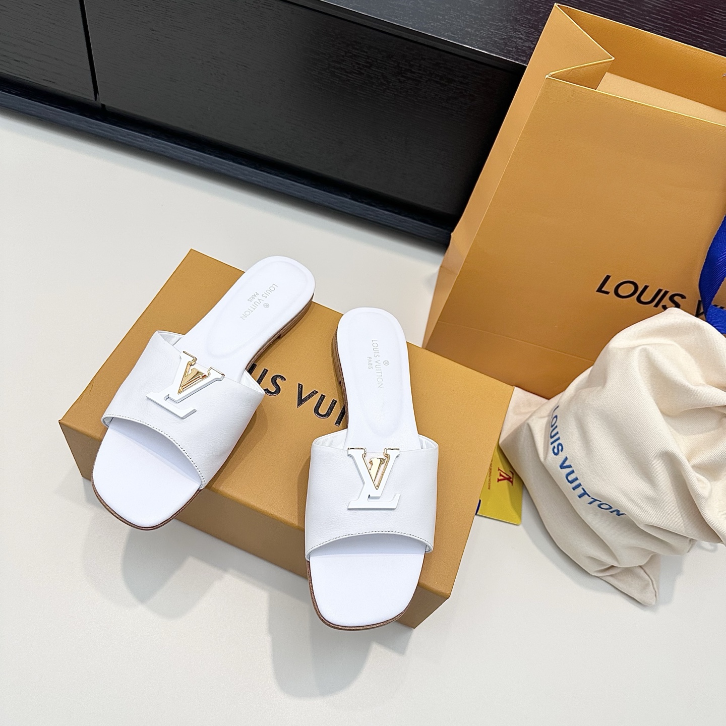 LOUIS VUITTON Sandales à glissière à boucle V, confortables et élégantes - version premium