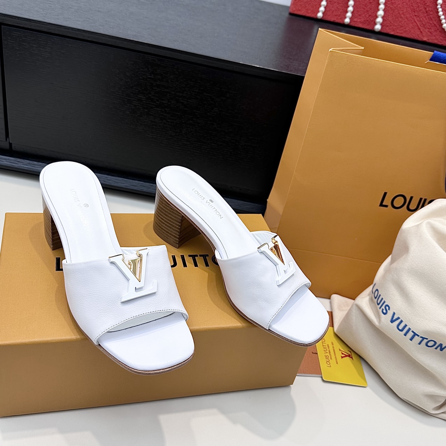 LOUIS VUITTON sandales à bride en V, confortables et tendance - version premium