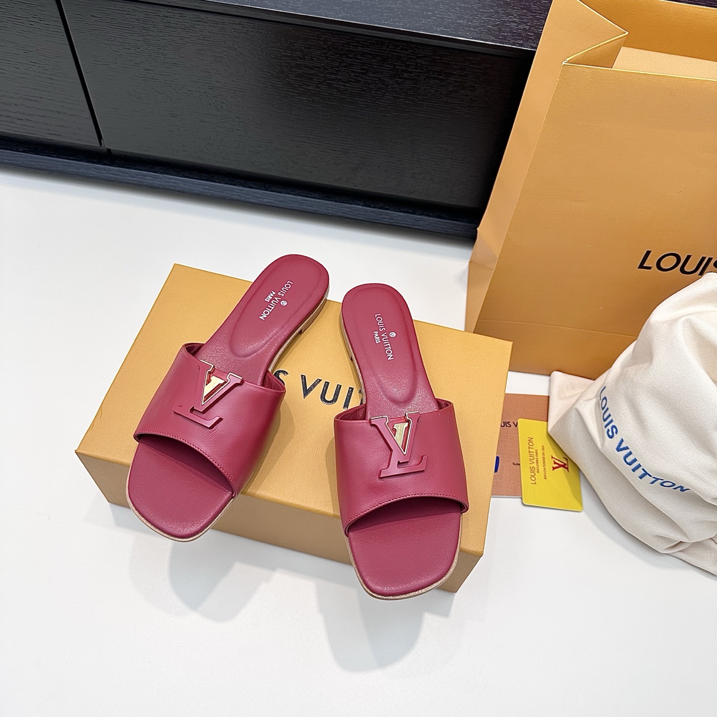 LOUIS VUITTON sandales à boucle V, confortables et élégantes - version premium