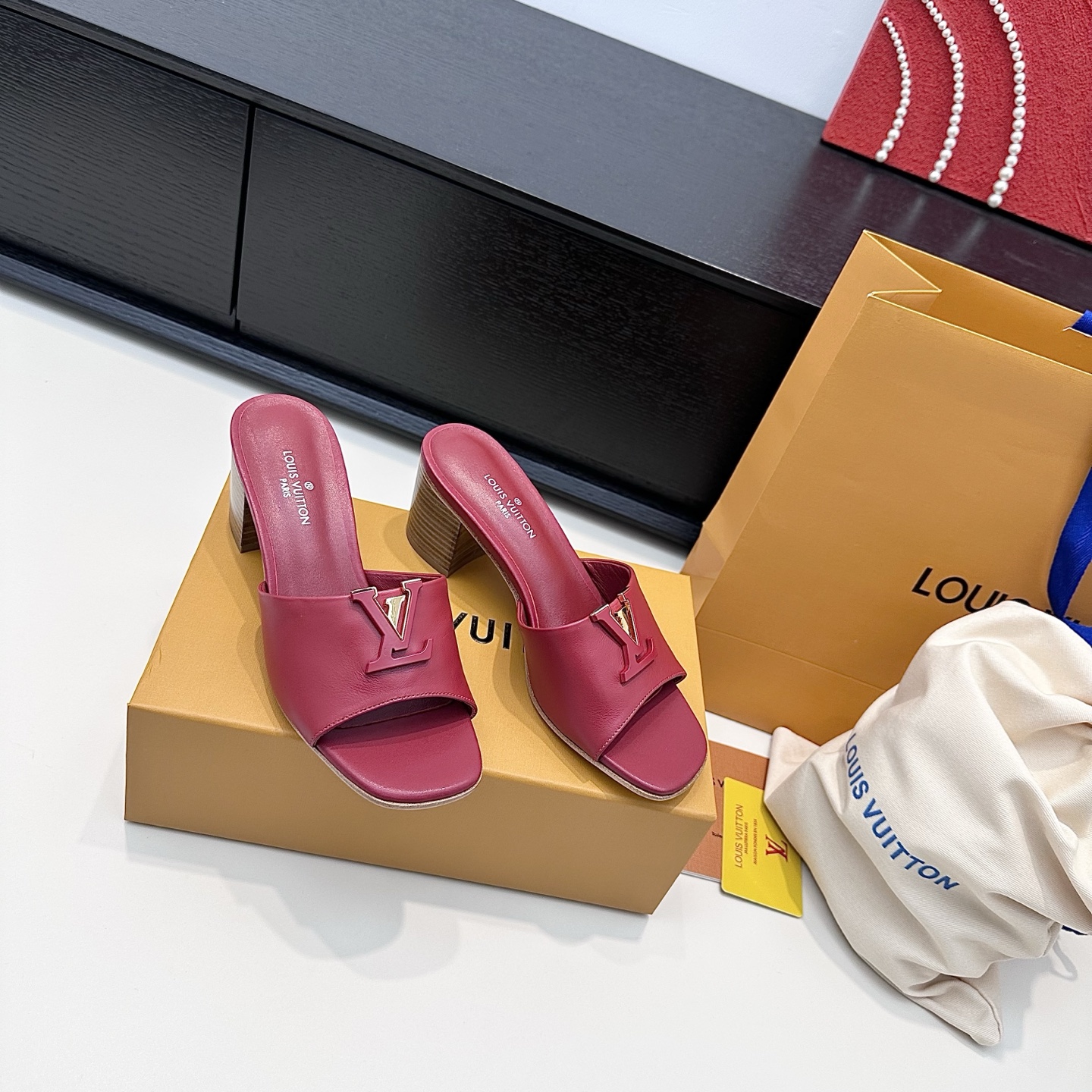 NO:748971,Flat high heels LV donkey brand 2026 summer new product V-buckle sandals. Summer happiness comes from colorful sandals. LV’s color matching is really amazing. It is comfortable and fashionable. You can walk around all day without getting tired!  Whether it's a beach vacation or a citywalk, the outfit can make you look like a god. Today is also a day to be healed by shoes~ Positive code: 35-39, custom-made 40.41.42, slippers, louis vuitton, louis vuitton, slippers19860909平底 高跟 Lv驴牌 26年夏季新品 V扣凉拖鞋 夏天的快乐,是彩色凉拖给的 LV这波配色真的赢麻了,舒服又时髦,暴走一天都不累！无论是海边度假还是citywalk,都是能让穿搭直接封神的存在. 今天也是被鞋子治愈的一天～ 正码:35-39订做40.41.42,拖鞋,louis vuitton,louis vuitton,slippers,Women's Shoes