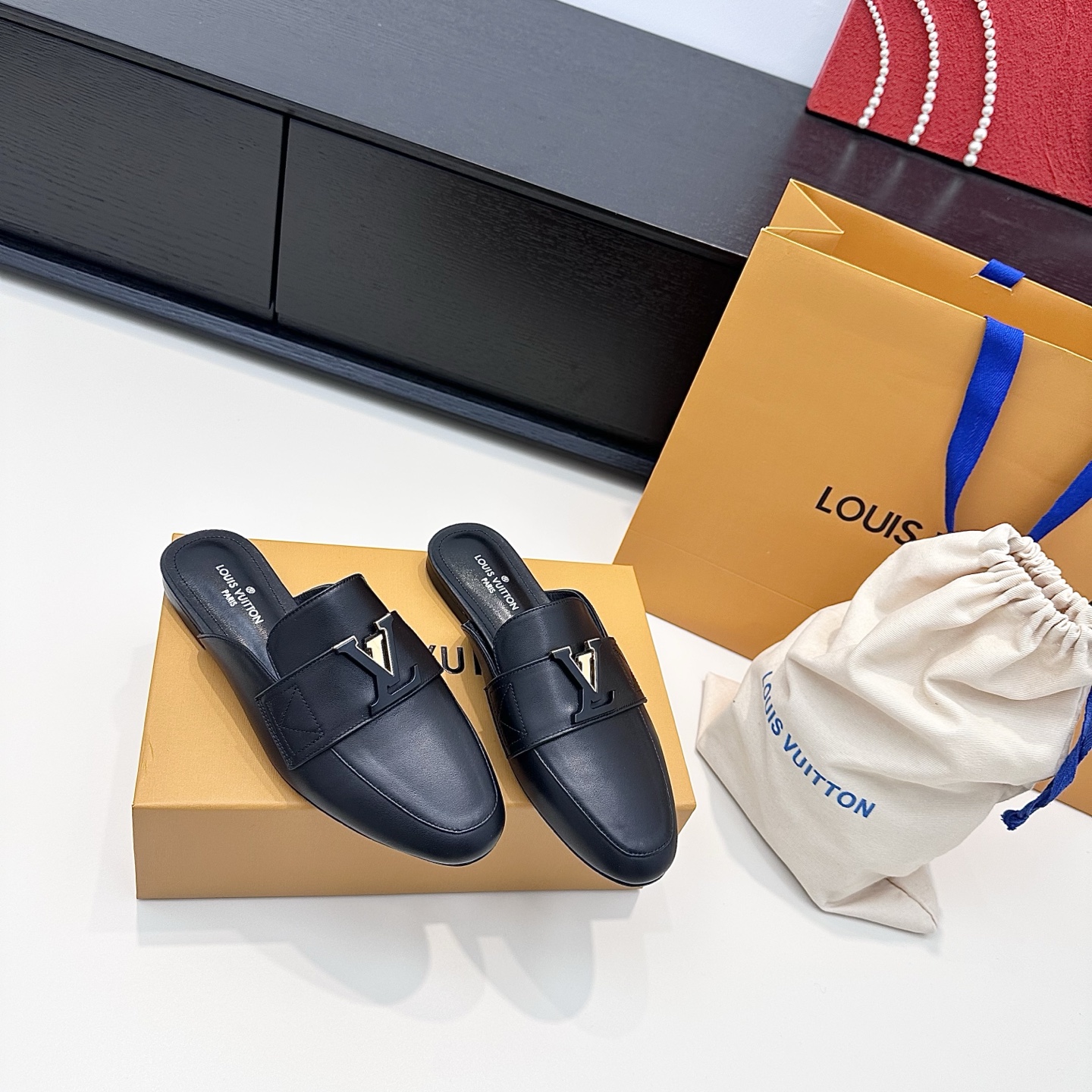 NO:788310,Slippers, shoes, LV donkey brand, flat loafers, lazy shoes/muller half-slippers, the ultimate romance, LV Muller slippers have all the exciting colors in one go. From the classic retro with presbyopia embossing, to the casual and free style of denim blue, to the gentle commuting of milk tea nude, each pair is decent for a lazy person to go out on the street. The relaxed feeling of walking on one foot hides the effortless high-end.  Regular size: 35-39 customized 34.40.41.42, half slippers, louis vuitton, louis vuitton, loafers, slippers19860909拖鞋 单鞋 LV 驴牌 平底乐福鞋懒人单鞋/穆勒半拖鞋的终极浪漫,LV穆勒拖一次集齐所有心动配色.从老花压纹的经典复古,到牛仔蓝的随性洒脱,再到奶茶裸的温柔通勤,每一双都是懒人出街的体面.一脚蹬走的松弛感,藏着毫不费力的高级. 正码:35-39订做34.40.41.42,半拖单鞋,louis vuitton,louis vuitton,loafers,slippers,Women's Shoes