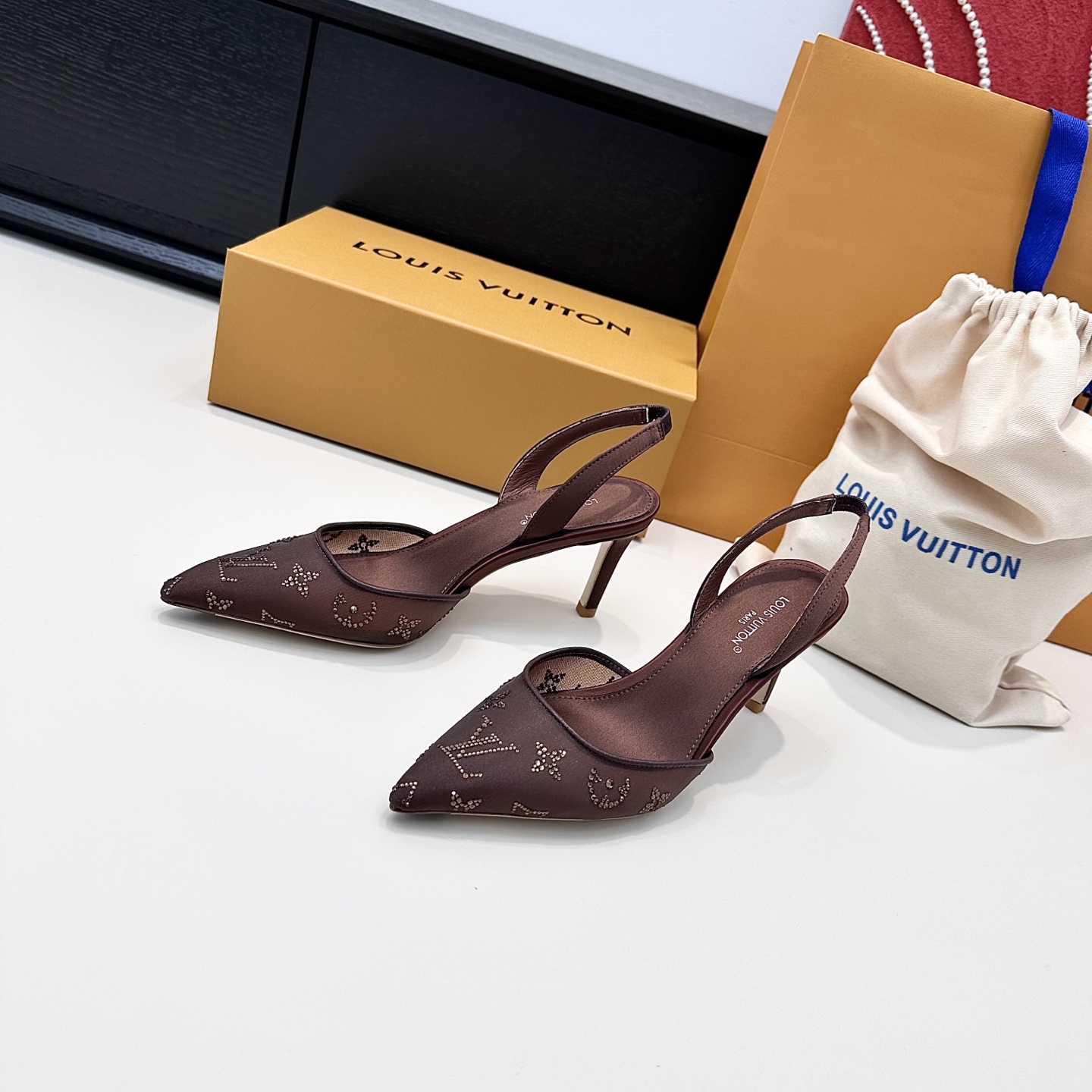 LOUIS VUITTON Sandales à talons hauts en maille avec strass - Version premium