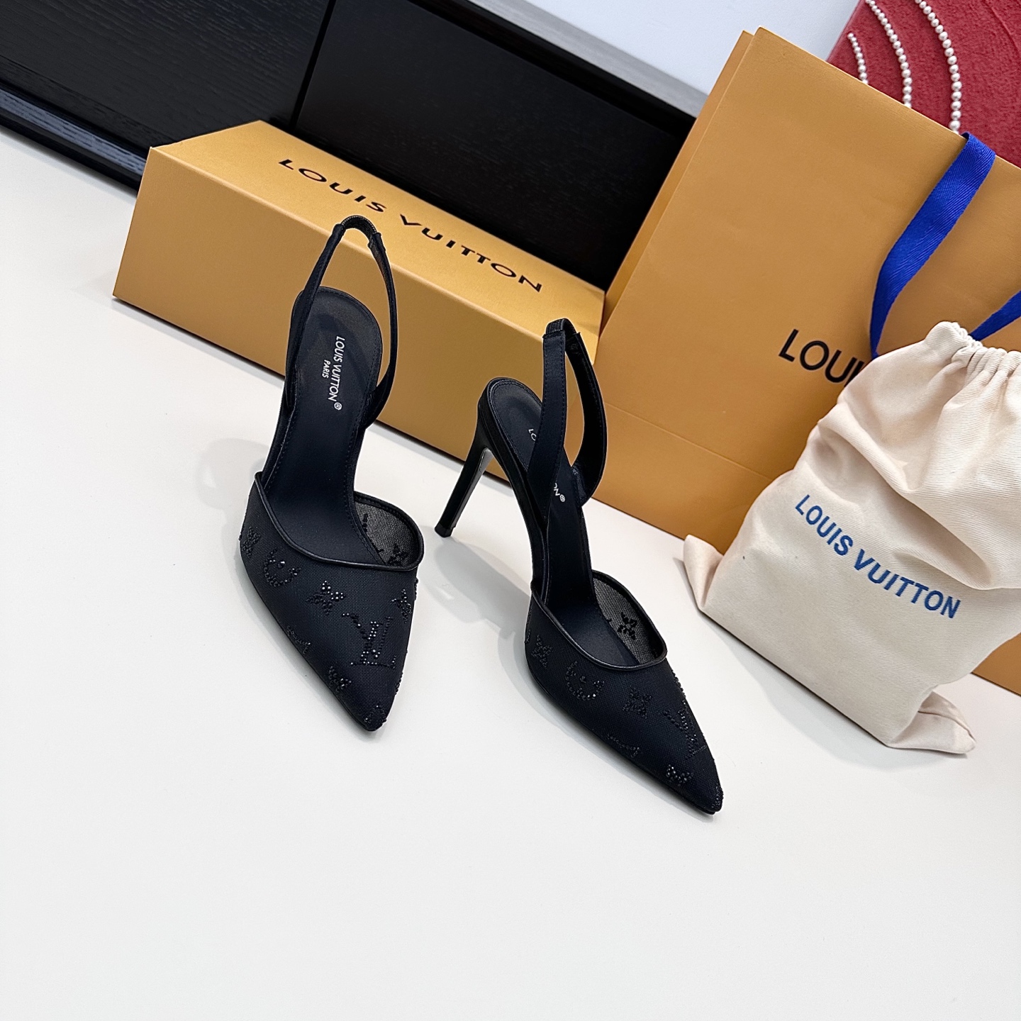 LOUIS VUITTON sandales à talons hauts en maille avec strass - version premium