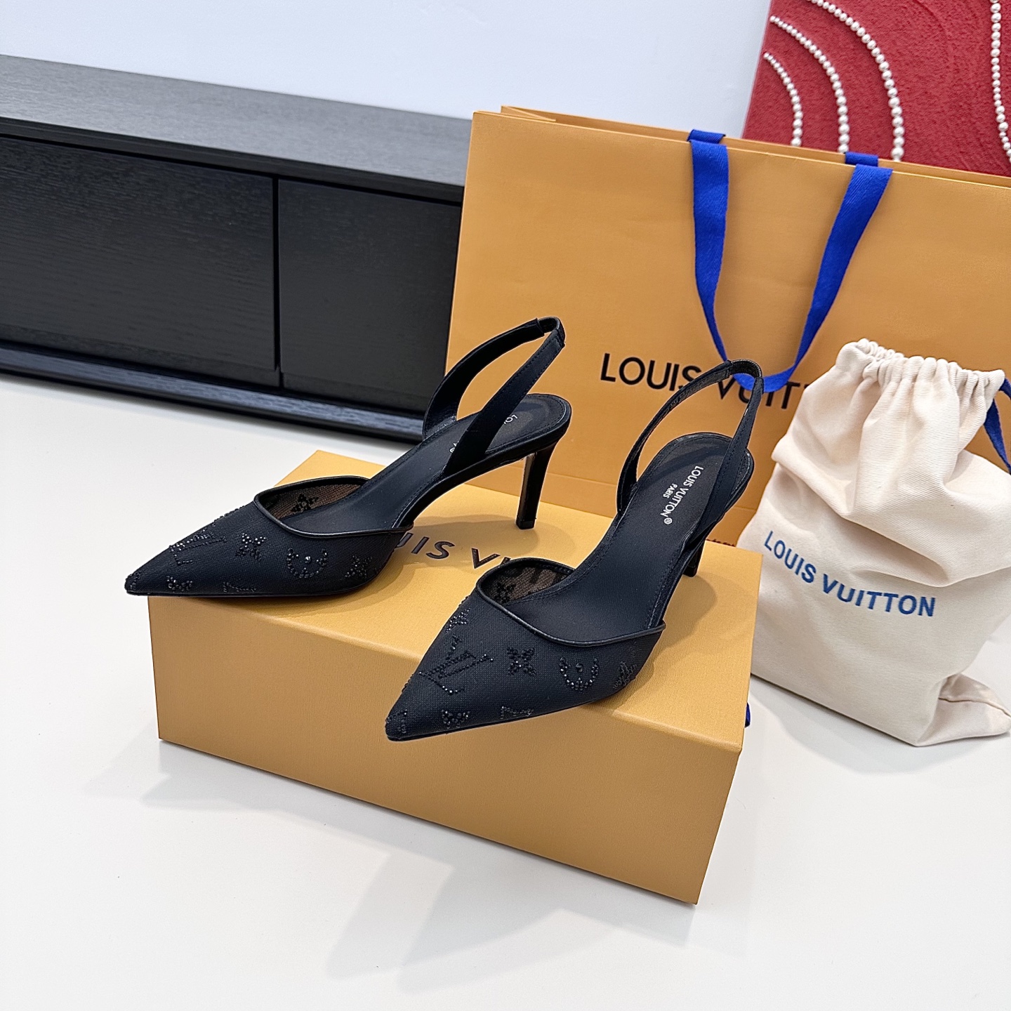 LOUIS VUITTON Sandales à talons hauts en maille avec strass - Version premium
