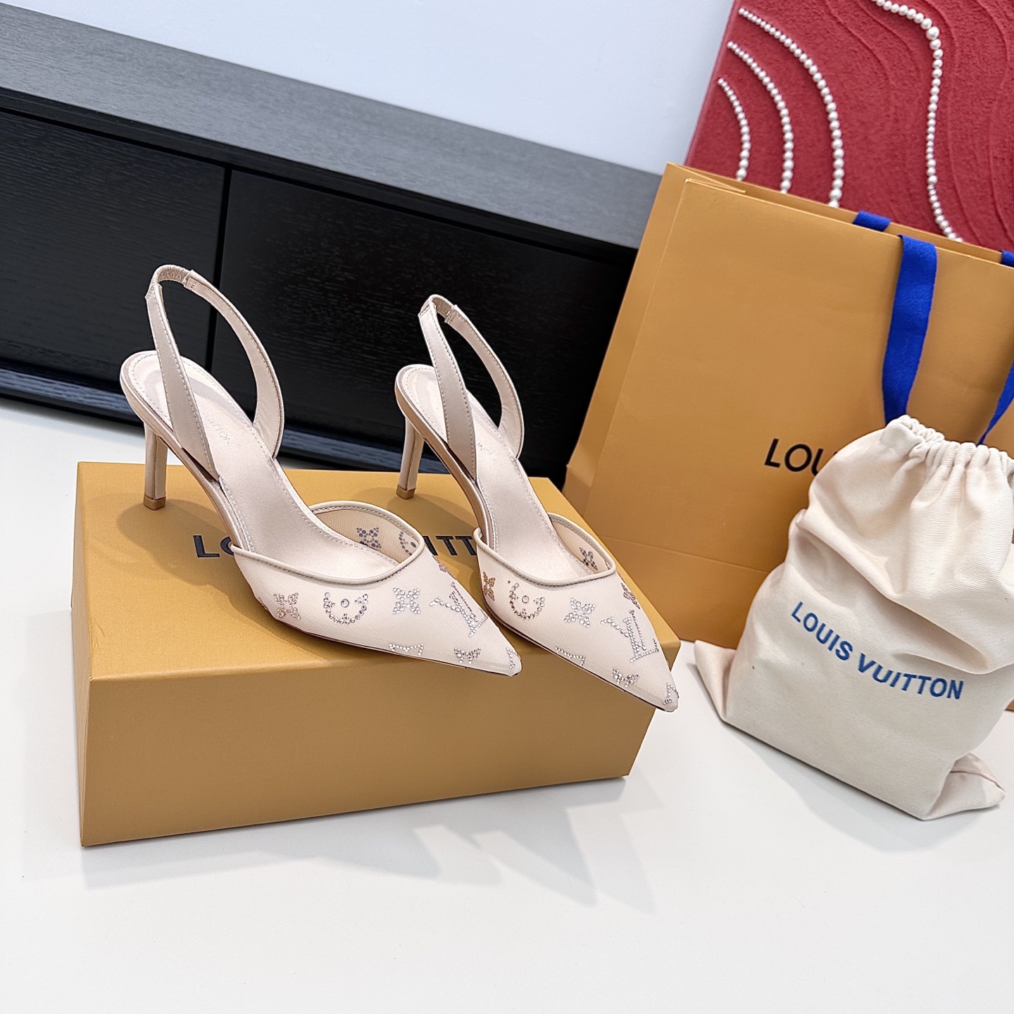 LOUIS VUITTON sandales à talons en maille avec strass, allure décontractée et luxueuse - version premium