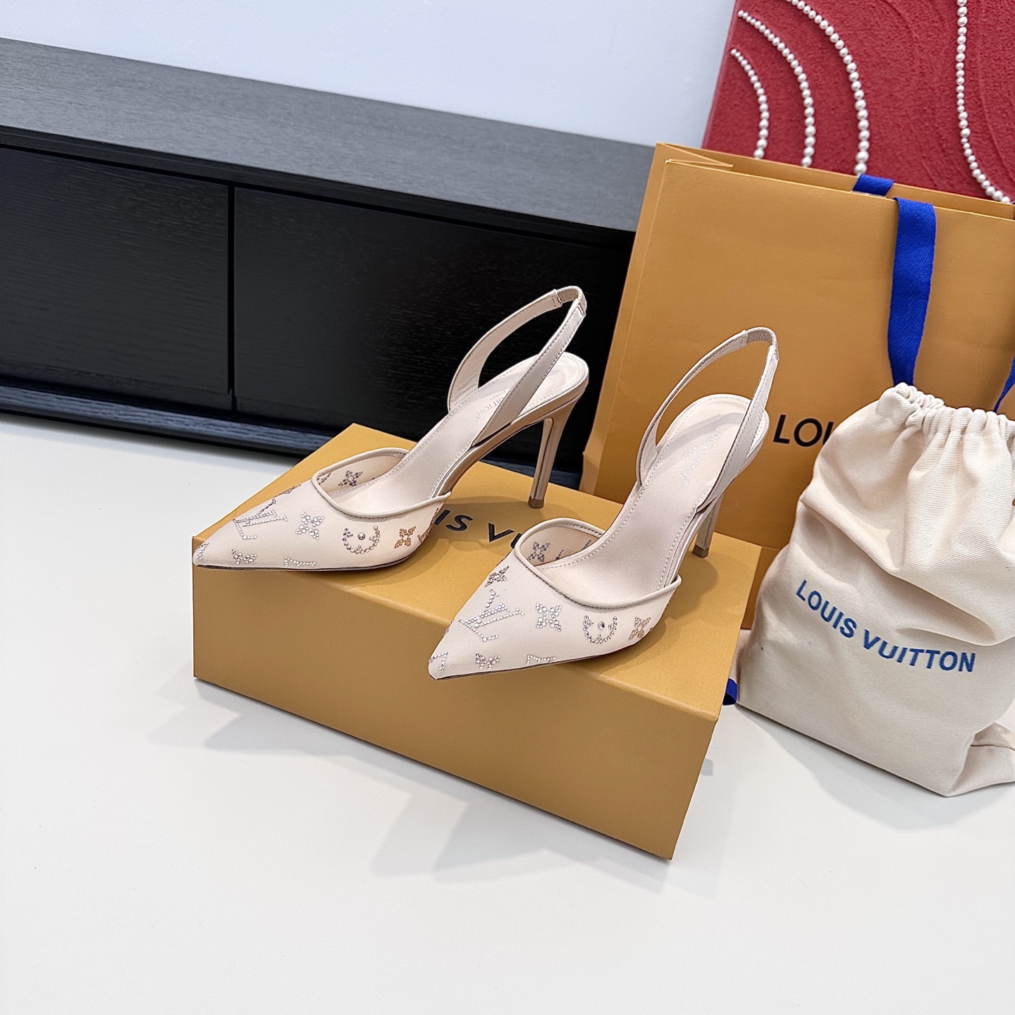 NO:724018,LV Donkey Brand's new mesh high-heeled sandals with hot diamonds and pointed toe crystal sandals. The stiletto heels are the beginning of elegance. The three tones interpret different styles. The rich brown tones bring a retro atmosphere, the gentle apricot tones are suitable for all romantic occasions, and the classic black tones show a sharp aura. The exquisite dark patterns on the uppers hide the clever details, making them the focus of attention whether you are on a date or at a banquet. Heel height: 7.5cm 9.5cm  Regular size: 35-39 customized 34.40.41.42, high heels sandals, louis vuitton, louis vuitton, sandals, high heels19860909LV驴牌新款网纱烫钻高跟凉鞋 尖头后水晶凉鞋 细高跟叩响优雅序章,三种色调演绎不同风格浓郁棕调自带复古氛围感,温柔杏色适配所有浪漫场合,经典黑调尽显利落气场.鞋面上的精致暗纹暗藏细节巧思,无论是约会还是赴宴,都能成为足下吸睛焦点. 跟高:7.5cm 9.5cm 正码:35-39订做34.40.41.42,高跟鞋凉鞋,louis vuitton,louis vuitton,sandals,high heels,Women's Shoes